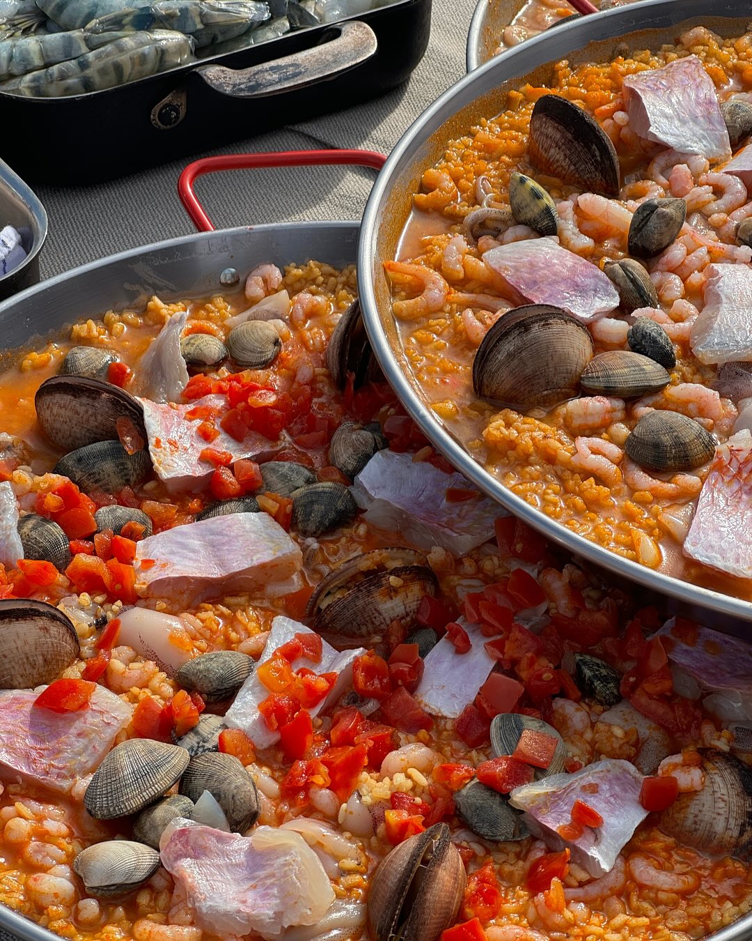 Was so gut duftet, kann nur Sommer sein! 😍☀️ Ob Firmenfeier, Sommerparty oder private Runde – bei uns im Strandsalon grillen wir für euch auf dem OFYR pure Sommerlaune! Wählt als Catering zwischen unterschiedlichen Spezialitäten aus und wir drehen die Flammen hoch. 🔥 Riecht ihr’s schon?
#bbq #catering #strandsalon