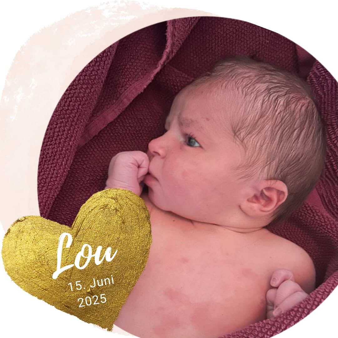 Manchmal brauchen die kleinen Wunder einfach ihre Zeit.
Schon im Geburtsvorbereitungskurs erzähle ich davon, wann häufig die meisten Tränen fließen und ein absolutes Gefühlschaos herrscht...
Es ist die Zeit, wenn ganz, ganz viel Geduld gefragt ist...wenn es Tag für Tag über den errechneten Termin geht.
Eine Phase intensiver Geduld für Alle.
Liebe Lou, wir sind dankbar, dich und deine Eltern auf dieser Reise begleitet zu haben.
In der Nacht, als es richtig stark regnet hat, hast du dich auf den Weg gemacht - 13 Tage nach dem errechneten Termin.
Etwa 4 Prozent werden am E.T geboren. Eigentlich müsste man eher von einem Geburtszeitraum, der sich etwa 5 Wochen um den errechneten Termin bewegt ausgehen.
#Wetterumschwung #geburtshaus #außerklinischegeburt #wunderwerk #geburtstermin #hebammen #40 #junibaby
