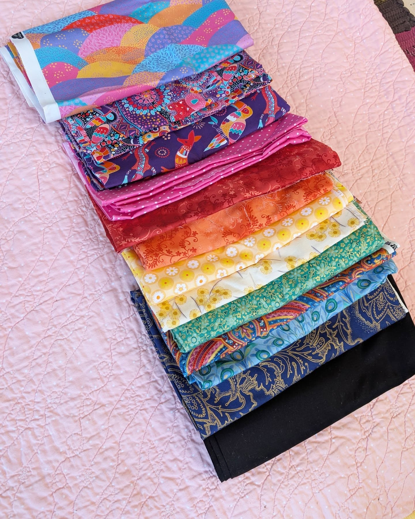 Happy Rainbow Monday, quilty friends! 🌈 I just had to share this absolutely gorgeous fabric pull that we (the fam) put together for a friend's quilt. Check my stories for today if you want to see a video of my daughter singing her rainbow song (thanks to Ms Rachel @msrachelforlittles of course!)
❤️🧡💛💚💙💜
Any guesses as to what quilt I might be making with this one? Hint: it isn't one of my designs, but the designer might be a little bit math-y, and the pattern might have something to do with something that's in my caption!