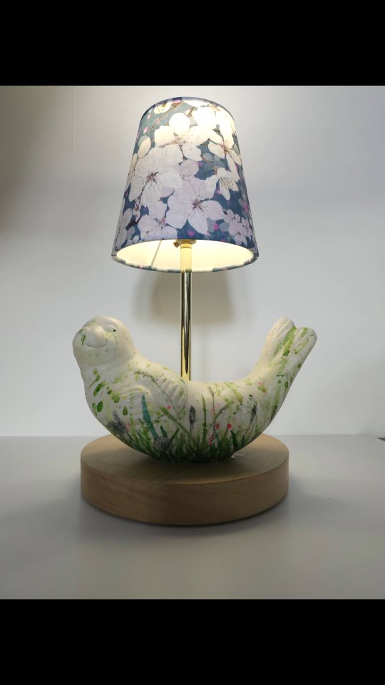 The @largoartsweek Lundie Seal Auction officially opened today.
There are 65 porcelain seals, all made by @simonward.clayart looking for lovely new homes. And all money raised from the auction will go to @prostatecanceruk.
You can view all the fabulous seals on the Largo Arts Week website, and if you'd like to bid for one, all the info is there too.
And see them irl @pennyandblack in Lundin Links.
Blossom is no 58. She'd love to light up your home!
#largoartsweek #lampshaderoller #botanicalpatterns #inspiredbymygarden #lundieseals #lundieseal #prostatecancer #charityauction #floraldesign #florallampshade #seallamp #seallovers #botanicalprint #homeaccents