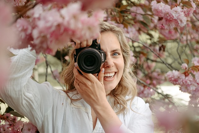Hey hoi! 🙋🏼♀️
Even een blik achter de schermen (of eigenlijk: tussen de bloesems 🌸)
De afgelopen weken flits ik van familieshoot naar bruiloft, van branding shoot (voor een tuinontwerper!) tot m’n parttime baan. Heerlijk, afwisselend én soms een beetje chaotisch, m’n huishouden zou graag willen dat ik wat minder flits. 😅
Tussendoor ben ik met m’n meisje te vinden in de zandspeeltuin, het liefst met een goede ijskoffie in de hand. Nog even en dan hebben we vakantie. En geloof me: daar heb ik zo'n zin in. Niks moeten, alles mogen. Yes please ☀️
En jij? Waar kijk jij het meest naar uit deze zomer?
📸 door mijn favorietje @lies_fotografie_