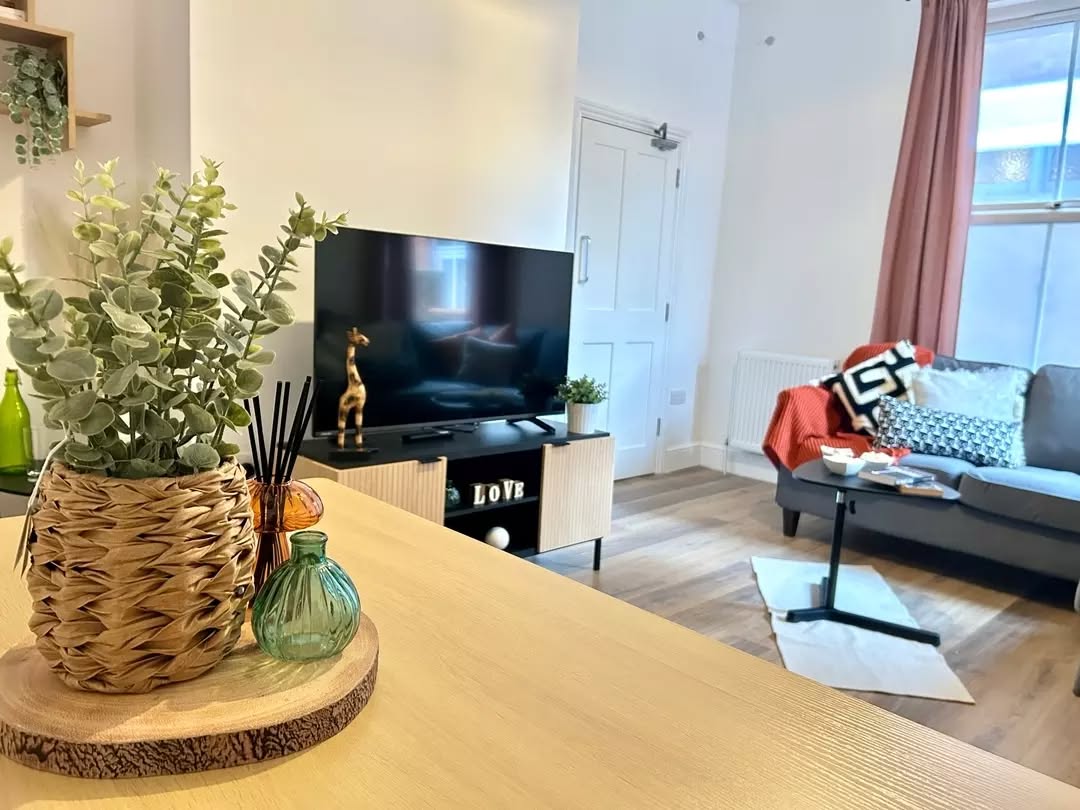 We like to match likeminded people to live in our homes, have a chat with our team of experts 💛📞