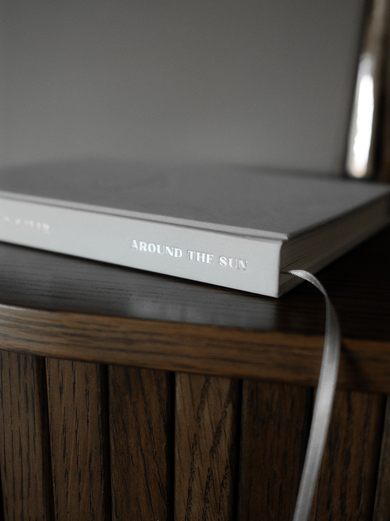 Book reveal! EINDELIJK mag ik het delen: mijn 3e boekontwerp is af! 📖
Around the Sun ✨ Een speciale journal voor ouders & verzorgers om de eerste 4 jaar van hun kleintje vast te leggen. Met ruimte voor woorden, verhalen en foto’s. Vol met inspirerende vragen, lieve thema’s en handgetekende illustraties. Alles in één warm en doordacht design. 🧡