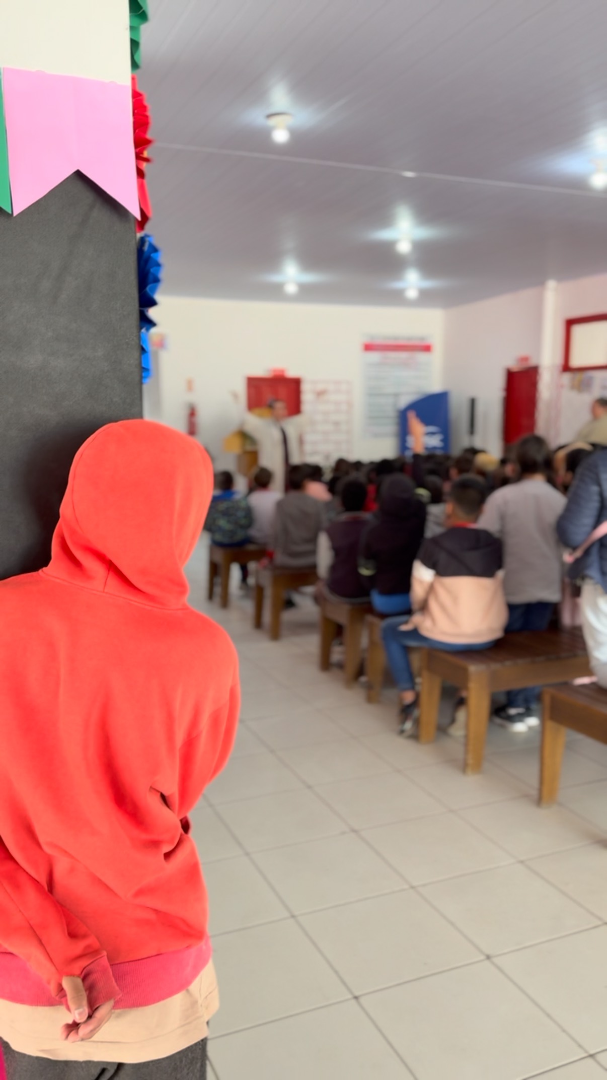 Pedacinhos de memórias desse espaço tempo que foi a segunda etapa do Baú de Histórias do @sesc_sc
A música do vídeo, que foi executada pelo artista Massashi Murahara, chama-se “Sakura Sakura”, ela também nos fala sobre a contemplação, sobre a importância de valorizarmos o presente. Por isso, neste vídeo, esse desabrochar… a celebração… dos encontros, dos novos aprendizados e da beleza que são as histórias!
Para as pessoas todas de Tijúcas, Jaraguá do Sul, Joinville, São Bento do Sul, Mafra e Canoinhas, nosso muito obrigado ✨
Seguimos!
📹 Henrique Hirano
#teatrodori #teatro #kamishibaibrasil #hanasakajiisan #kamishibai #kamishibaï #arte #contaçãodehistórias #sesc #sescsc #circulação #encontros #sakura