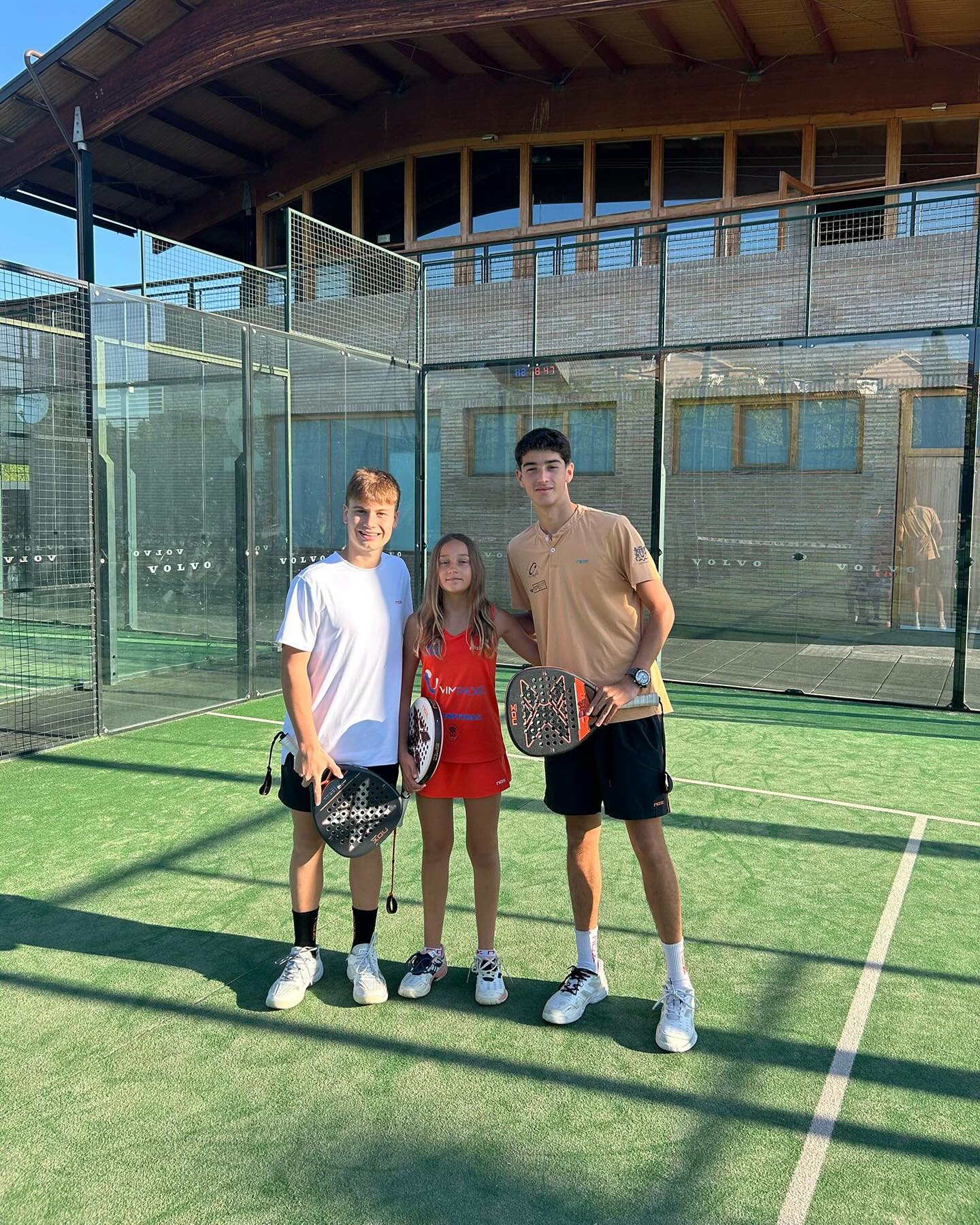 📸 Concentración de preselección de la @padelfederacion para el Mundial de Menores.
Han asistido nuestros jugadores de la NFA @iagofuertess y @bentahor_espino 🔝
También @valeri_padel de @vimpadel, nuestro club Nox de referencia en Madrid.