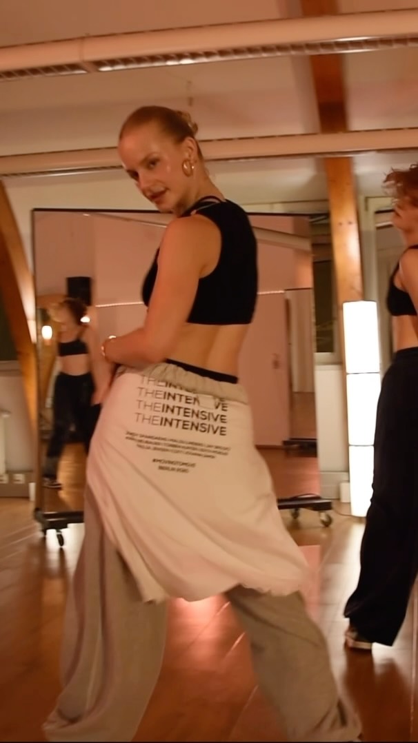 Hotel Lobby - @pisceze 🌹
Full video soon?
Choreo @thisisgoaldigger
Danced by @fia.schoepf @thisisgoaldigger
Camera @chris.alvar
Studio @empire.dance.vienna