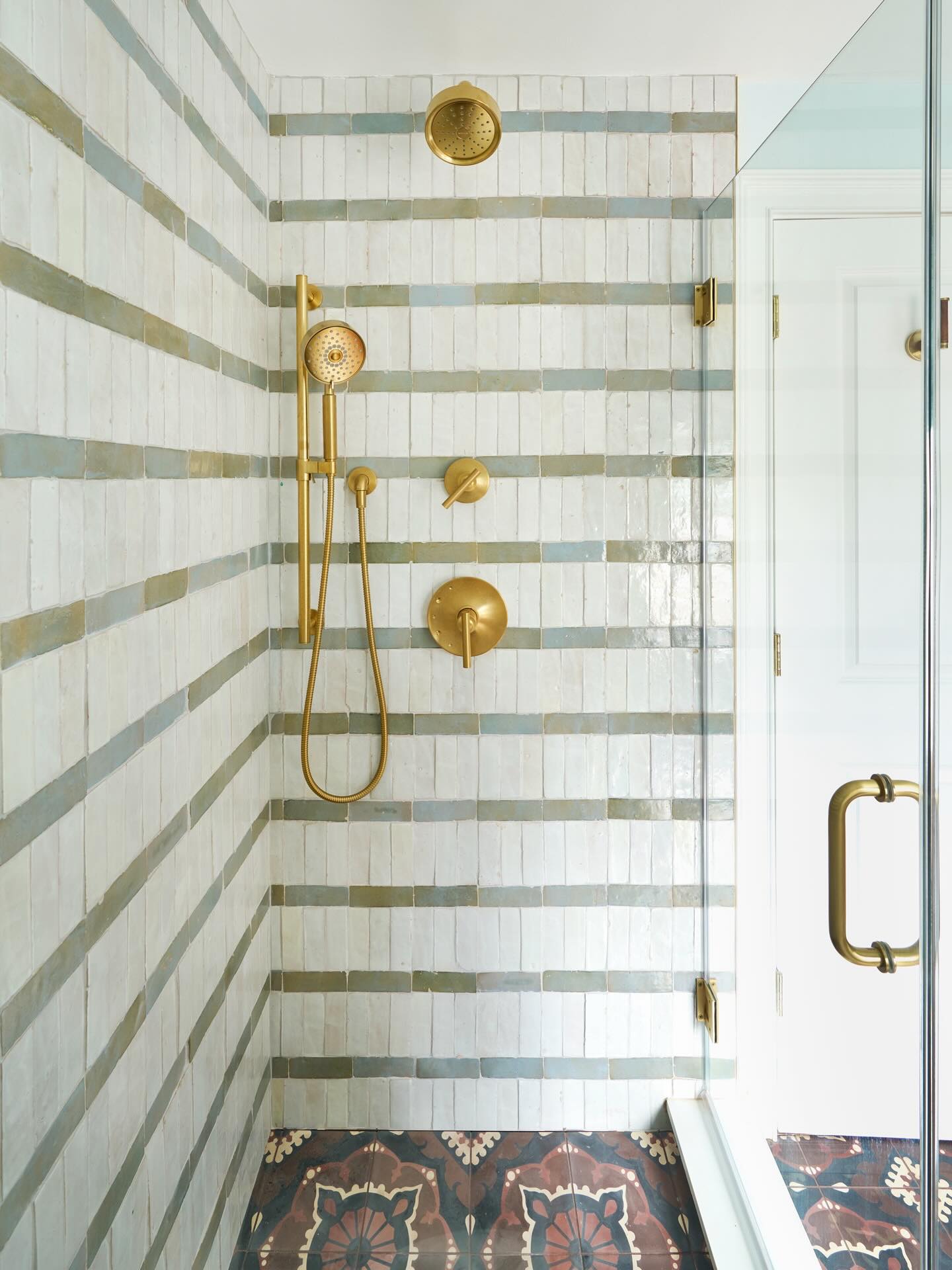 Stripes for tile? Yea please. The primary shower at a client’s beach house.
📷 @studio.thanasis
.
.
.
.
.
#stripes #tiledesign #stripedtile #zelligetile #minttile #beachhouse #hamptonsstyle #jerseyshore #springlakenj #interiors #houstoninteriordesign #houstoninteriordesigner #roundtopdesigner #vacationhomedesigner #secondhomedesigner