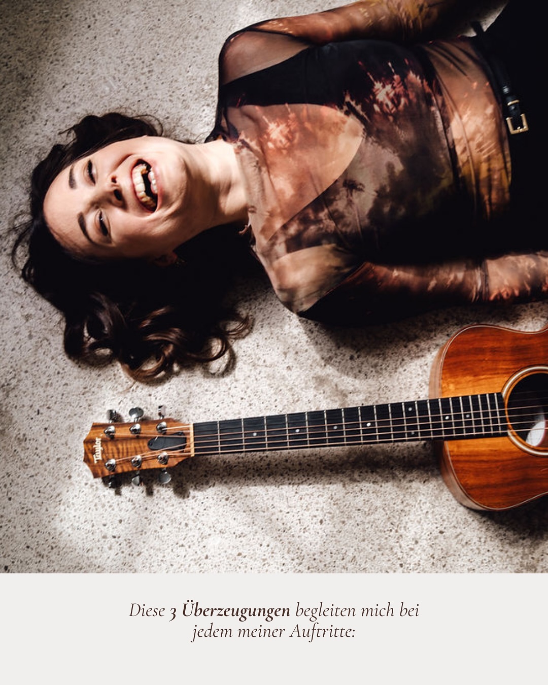 Was meine persönlichen Werte sind, die mich bei absolut jedem Auftritt begleiten, könnt ihr in diesem Beitrag nachlesen. ☺️ Nicht alles davon, war Beginn an für mich selbstverständlich und ich glaube man muss erst viel Erfahrung sammeln, bis man hinter seinen Überzeugungen steht - mittlerweile steh ich zu 100% hinter dem was ich mache, lass mich von Sätzen wie ‚Aber du spielst ja dann nur Kommerz‘ null einschüchtern und weiß, was ich kann und was ich gelernt hab. Es ist eine super spannende Branche & ich liebe nicht nur das Singen, sondern auch viele andere Aspekte daran. Dass mir jemals der Spaß dran verloren geht, kann ich mir aktuell jedenfalls gar nicht vorstellen ☺️🙌
📸 @___janahofmann