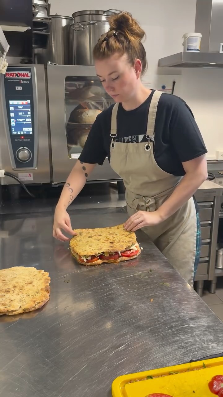 Classic and perfect for the summer:
Tomato - mozzarella - pesto 🍅
#focaccia #sourdough #sourdoughfocaccia #brootmacherinnen
