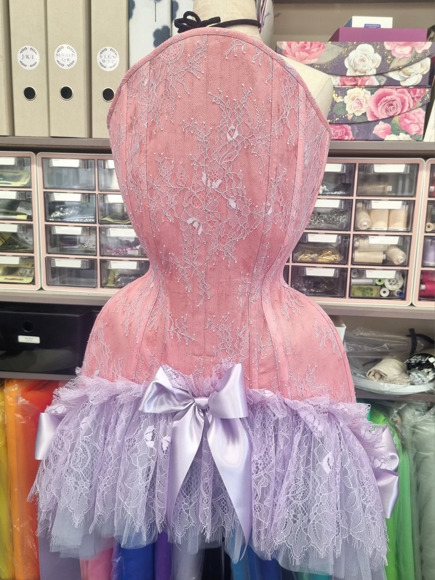✨️Up for grabs! DM✨️
Coral base corset dress, lilac lace overlay, oversized hips, lilac tulle and lace skirt with bows 🎀
Waist 22" 1/2 closed - would fit best a natural waist between 28"-31"
Can be stoned - extra
#corsetry #couture