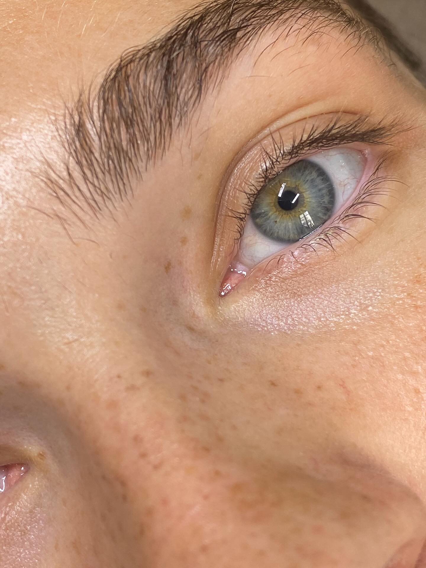 ✨ Zoom sur les taches de rousseur… tatouées ! ✨
Et si vous donniez à votre visage une touche de charme unique et naturelle, sans maquillage ? 🌞
Les taches de rousseur en tatouage semi-permanent sont la parfaite illusion d’une peau ensoleillée et pleine de vie, tout au long de l’année ☀️
Une prestation idéale pour celles qui aiment ce petit détail qui change tout :
🌿 Résultat discret et naturel
🎯 Placement sur-mesure selon votre morphologie
📍 Réalisé dans notre institut au 28 Rue Gioffredo – Nice