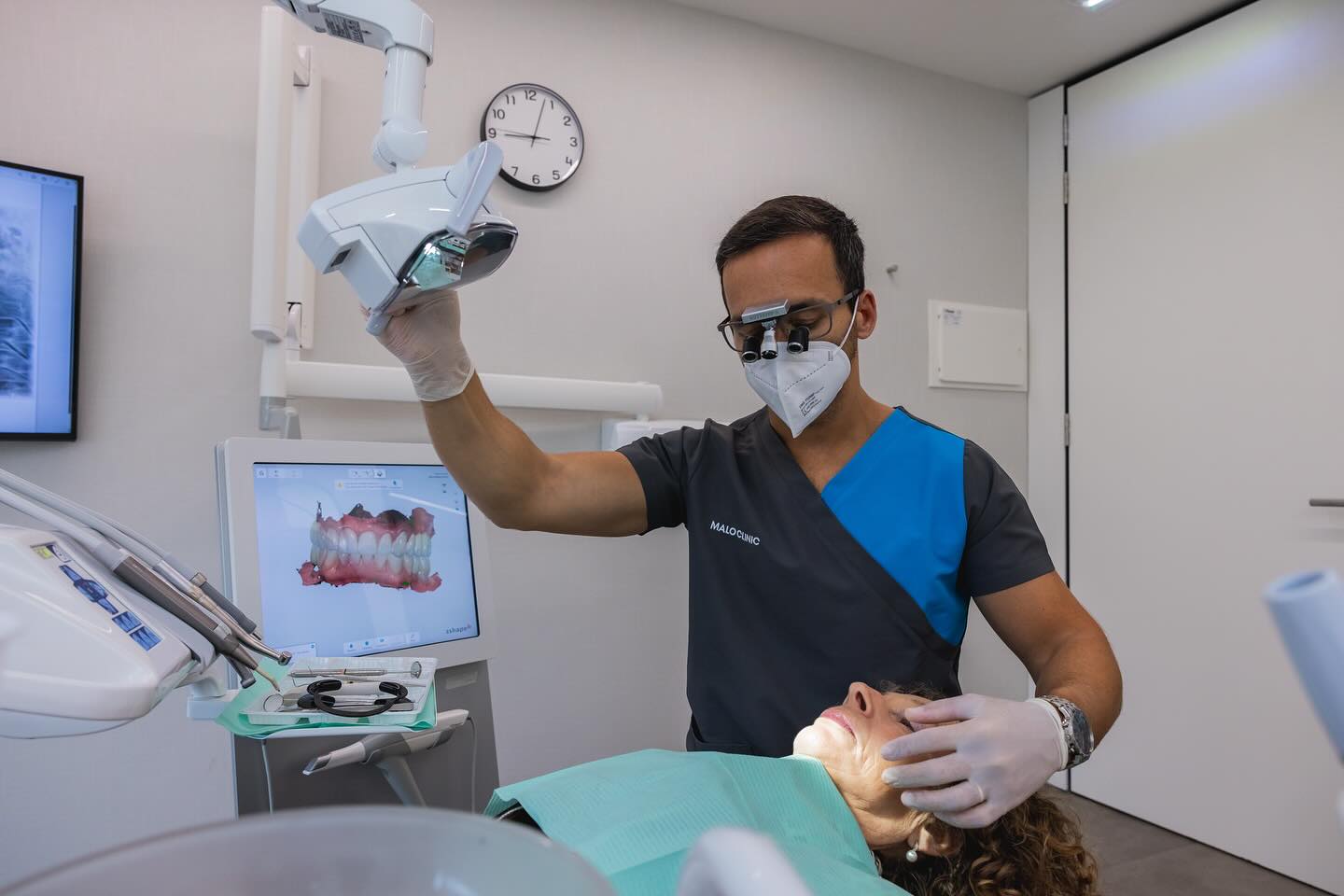 Hoje em dia, a utilização de scanners intraorais representa um avanço determinante na forma como diagnosticamos, planeamos e tratamos os nossos pacientes.
Com recurso a tecnologia de ponta, conseguimos obter imagens 3D de altíssima precisão, dispensando os tradicionais moldes, proporcionando uma experiência muito mais confortável para o paciente — sem comprometer a qualidade, muito pelo contrário.
Na @malo.clinic , acreditamos que estar na vanguarda é um compromisso com a excelência.
Investimos continuamente em inovação, porque só assim conseguimos garantir tratamentos mais rápidos, mais eficazes e com resultados previsíveis.
Estar na linha da frente da medicina dentária e utilizar a tecnologia ao serviço da mesma não é uma opção, é uma responsabilidade.
🦷 Tecnologia. Precisão. Conforto.
Sempre ao serviço do sorriso dos nossos pacientes.
—————————————————————————————
Nowadays, the use of intraoral scanners represents a major breakthrough in the way we diagnose, plan, and treat our patients.
With cutting-edge technology, we can obtain highly accurate 3D images, eliminating the need for traditional impressions and offering a much more comfortable experience for the patient — without compromising quality, quite the opposite.
At @malo.clinic , we believe that staying at the forefront is a commitment to excellence.
We invest continuously in innovation, because only then can we ensure faster, more effective treatments with predictable results.
Being at the forefront of modern dentistry and using technology in its service is not an option — it’s a responsibility.
🦷 Technology. Precision. Comfort.
Always at the service of our patients’ smiles.
#digitaldentistry #intraoralscanner #3ddentistry #dentaltechnology #moderndentistry
