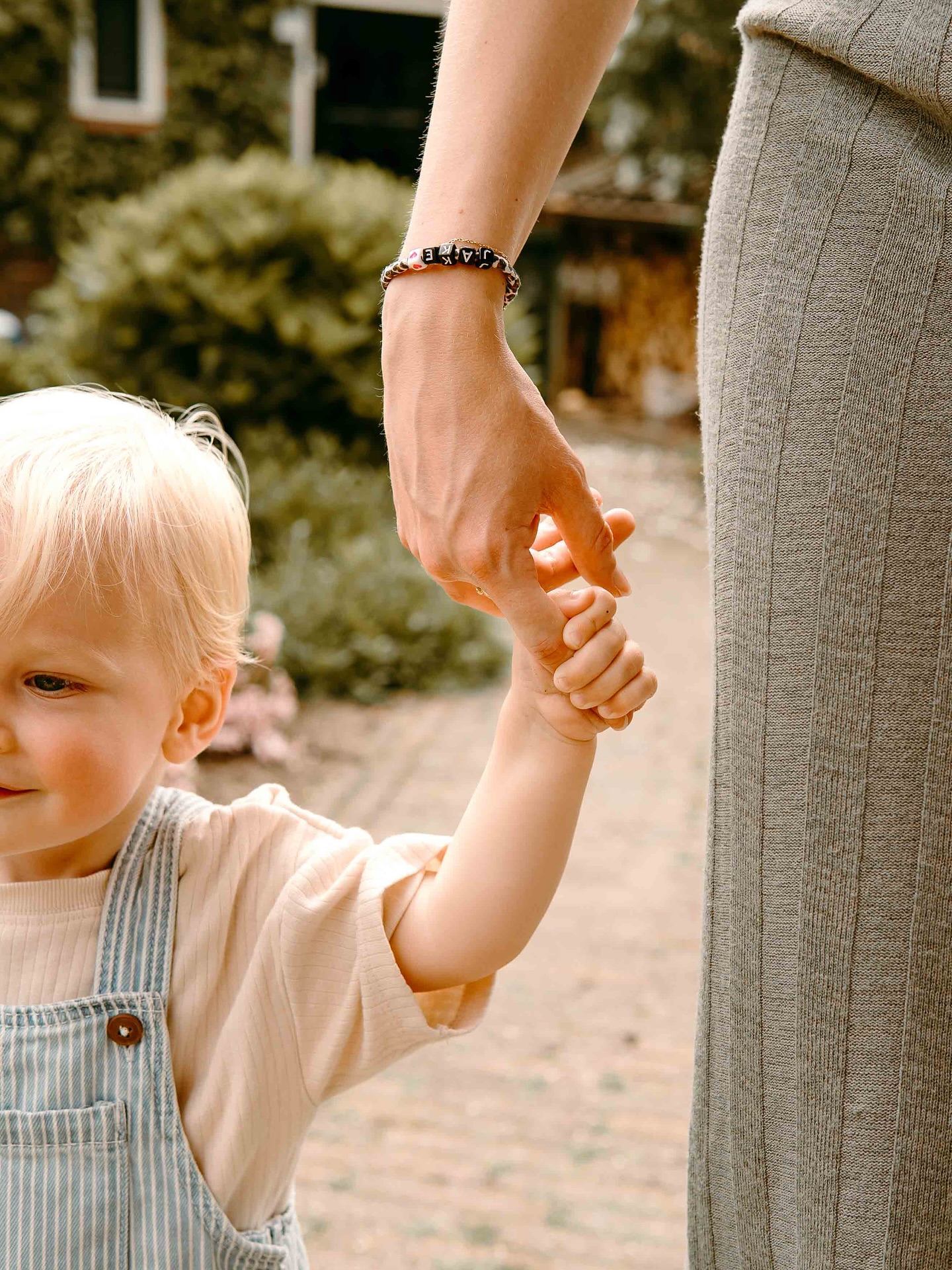 Meestal zijn het de kleine momenten. De kleine momenten die we missen. Het handje die naar de vinger grijpt, de natte kus spontaan op de wang, het kleine bekje dat zo in je nek kruipt. Dat zijn de momenten die ik wil onthouden. De momenten die ik altijd wil blijven kunnen voelen omdat ik door de foto's even terug kan in de tijd. Niet om te blijven hangen in het verleden, maar gewoon om dankbaar te zijn voor wat ik heb.
#gezinsfotografie #newbornfotografie #zwangerschapsfotografie #babyfotografie #fotograafvoorgezinnen #kleinegelukjes #familiefotografie #liefdeindelens #fotograafmeteenhart #duurzamekeuzes #bewustleven #herinneringenmaken #liefdevolvastgelegd #echteverhalen #puurfotografie #authentiekemomenten #intiememomenten #persoonlijkefotografie #rustineenbeeld #waardevolvastgelegd #storytellingphotography #herinneringenvoorlater #levensmomenten #metliefdegevangen #fotograafutrecht #gezinsfotograafutrecht #fotograafveenendaal #newbornfotograaf #gezinsfotograafgelderland #fotosvanfloor
