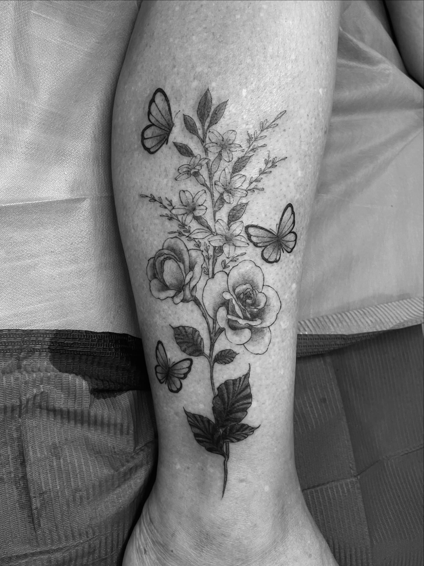 Love love love the outcome of this cover up!! Can’t wait to see this beauty healed 🤍🖤
#ottawa #tattoo #ottawatattoo #fineline #floraltattoos #coveruptattoos