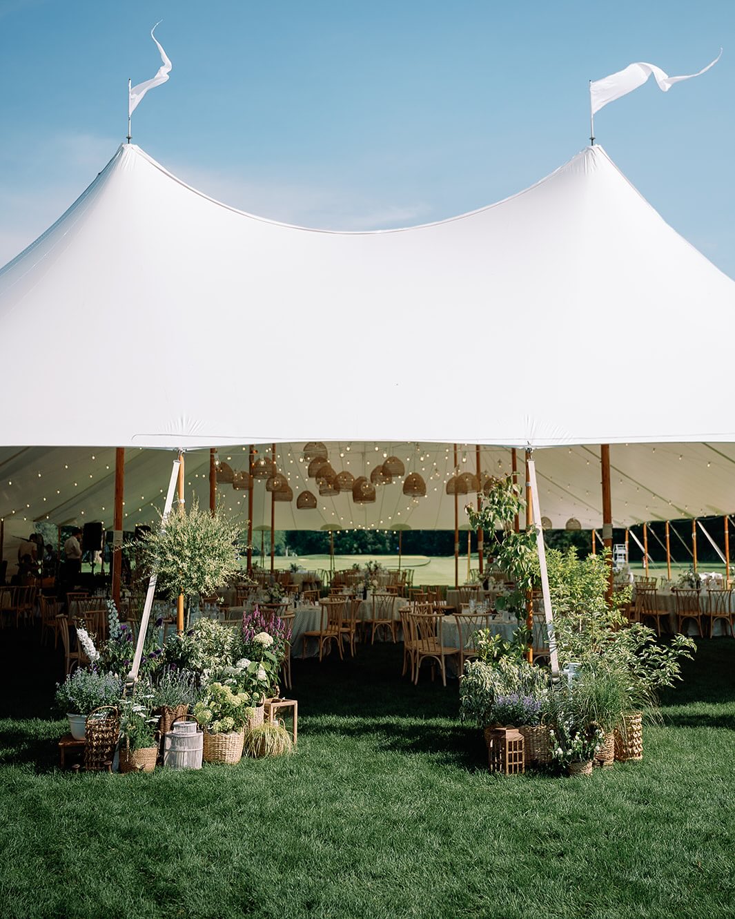 brigid + jack said “i do” in classic north fork elegance 🤍 honored to bring their vision to life!
vendor team:
@erikadelgadophoto
@mcburnietentrental
@partyrentalltd
@deccobypartyup
@mattmurphyeventlighting
@trueelizabethdesigns
@soundsocietyband
@elitebridalbeauty
@northforkcountryclub1912