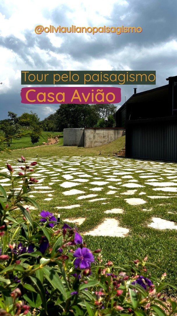 🇧🇷Vem conhecer este percurso que fizemos como uma “trilha” pelo terreno da casa avião. A ideia foi trazer muitas espécies nativas, cada uma cumprindo uma função - arbustos e capins dão privacidade na entrada, enquanto as árvores, além de muitas serem frutíferas, ou com flores, fornecerão a sombra que vai deixar o microclima muito mais fresco.
.
Come explore this route we created as a “trail” through the grounds of the airplane house. The idea was to bring in many native species, each fulfilling a function—shrubs and grasses provide privacy at the entrance, while the trees, many of which are fruit-bearing or flowering, provide shade that will make the microclimate much cooler. #paisagismo #paisagismosustentável #paisagista #paisagismoecologico #jardimdecasa #reformaeconstrução #paisagismonatural