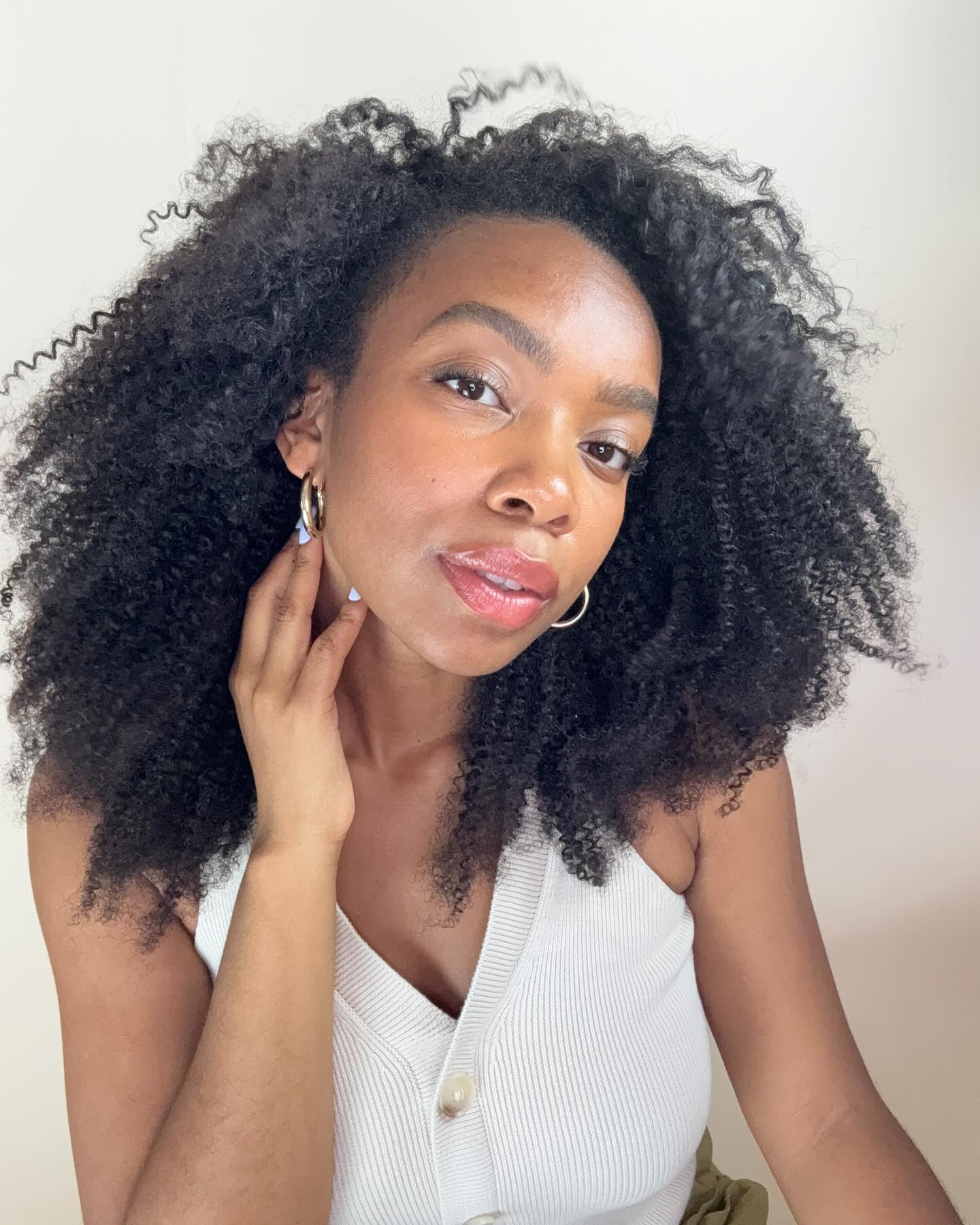 That Friday feeling 😆 Our coily clip ins will get you right to kick off your weekend plans!
@itskylanotkayla wearing our 18in Coily clip ins
#hairforthegirls #naturalhair #curlyhairstyles #kinkyhairstyles