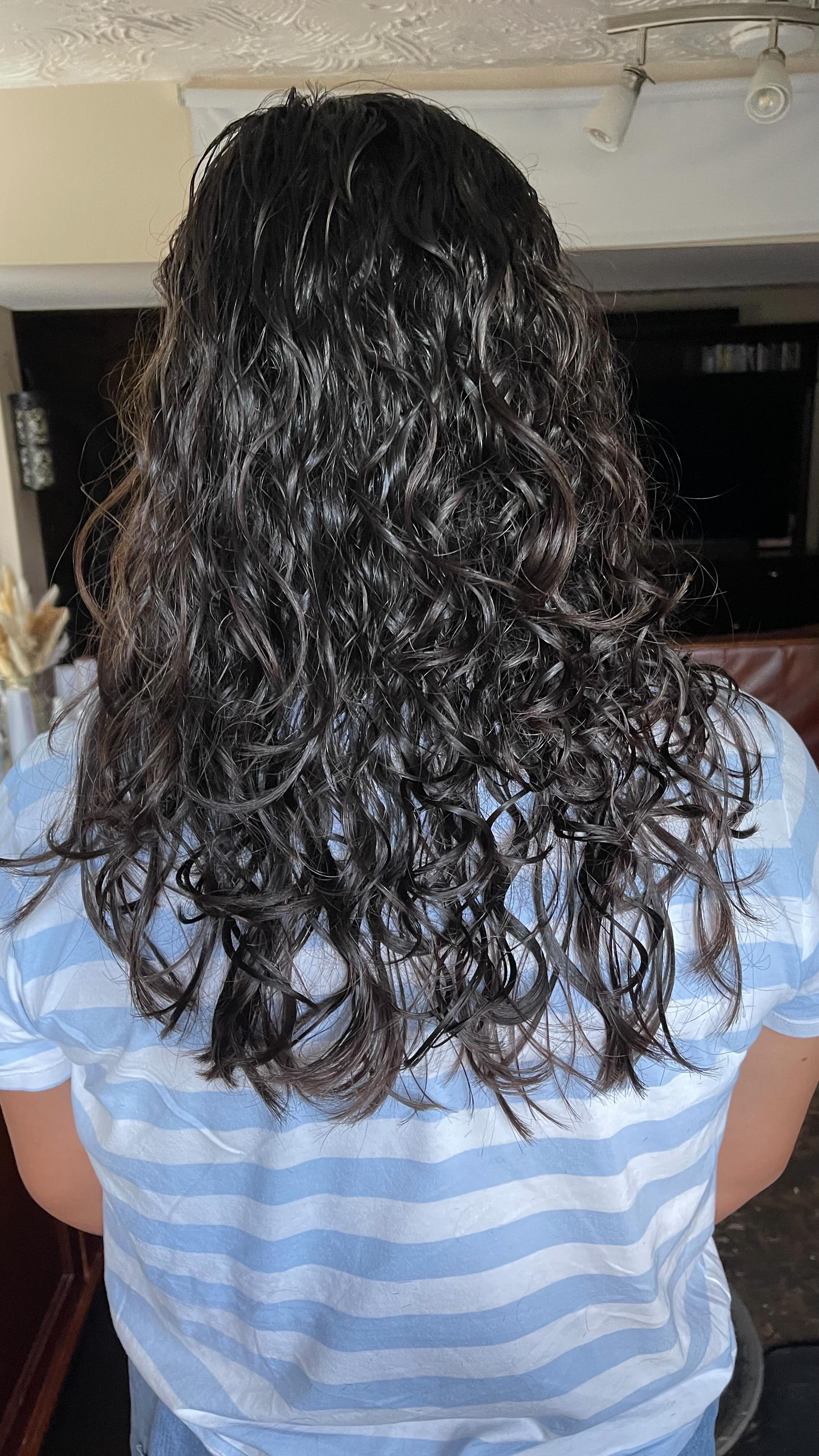 Somebody just discovered today that she has amaaaaazing curls! 😍 thankfully I was able to convince her to keep some of her length in order to showcase these babies ➰➰➰