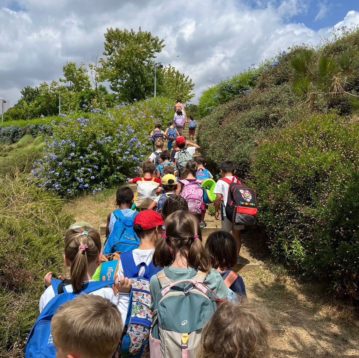 Tercera setmana de casal finalitzada amb molt d’èxit🔆
Aquí us deixem el que vam fer…
Dilluns vam fer jocs de coneixença👯♀️
Dimarts vam anar a la platja de Masnou🐟🐙
Dimecres vam fer diferents tallers i gimcanes🍓🤹♀️
Dijous vam anar a fer una visita al Zoo de Barcelona🦁🦍🦛
Divendres vam fer jocs d’aigua i platja⚓️🌊
Avui comença l’última setmana abans de marxar de colònies i de rutes! L’agafem amb moltíssimes ganes💙
Visca el Xirus!👣