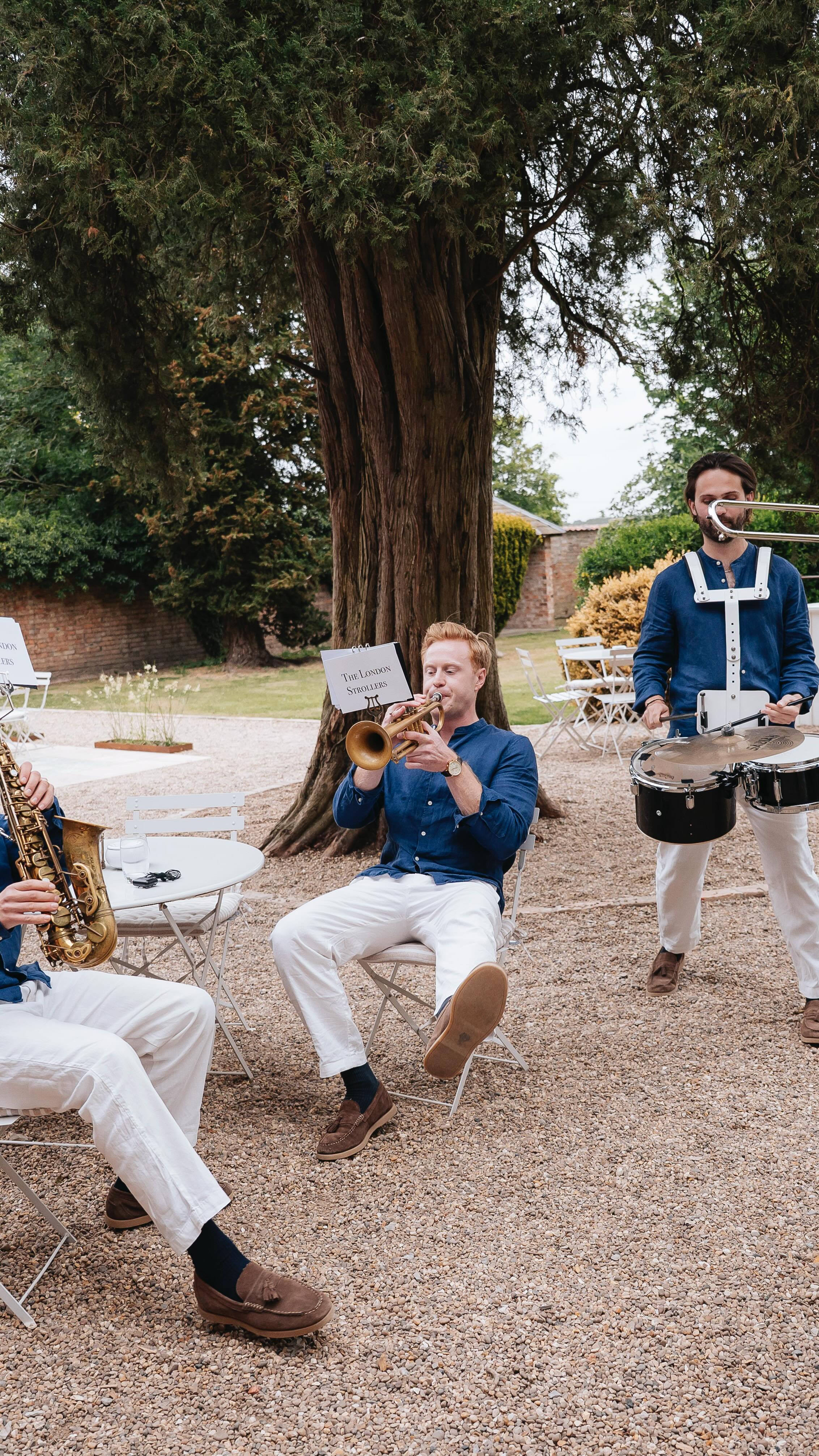 Dancing the night away with V&R ❤️
📸 @2408films
.
.
.
#TheLondonStrollers #RoamingBand #LondonRoamingBand #BrassBand #StrollingBand #AcousticBand #LuxuryEvents #LuxuryWedding #InternationalBand #London #EventProf #WeddingPlanner #LondonBrassBand