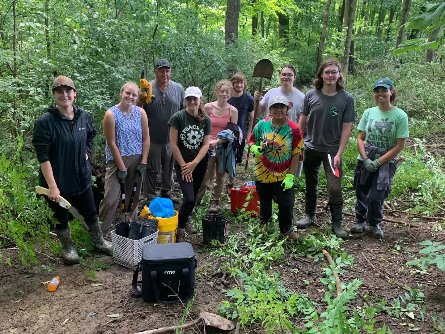 Yesterday, the interns spent the day removing invasive honeysuckle and enjoying time with the resident farm animals at the Evergreen Holistic Learning Center in Winton Woods! 🌳🐄🐴