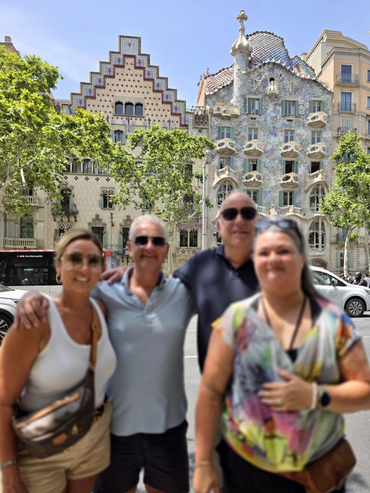 Casa Batlló, ontworpen door Antoni Gaudí en links ernaast Casa Amatller van de architect Puig i Cadalfach, beiden aan de imposante boulevard Paseo de Gracia.