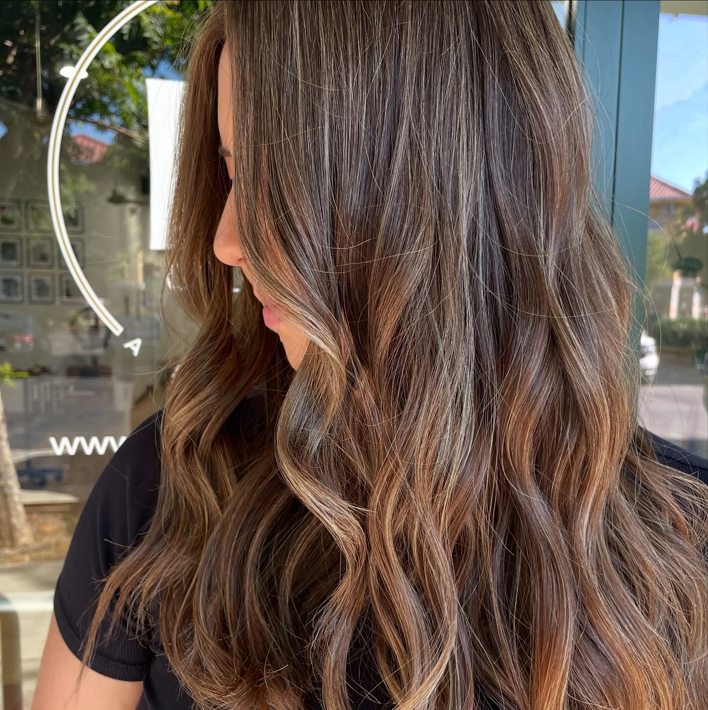 Just wrapped up an amazing highlight session! We shifted her all-over color to a brighter, sun-kissed hue that perfectly captures those summer vibes. I’m absolutely in love with the transformation!
Salon: @hbcollectivesalon