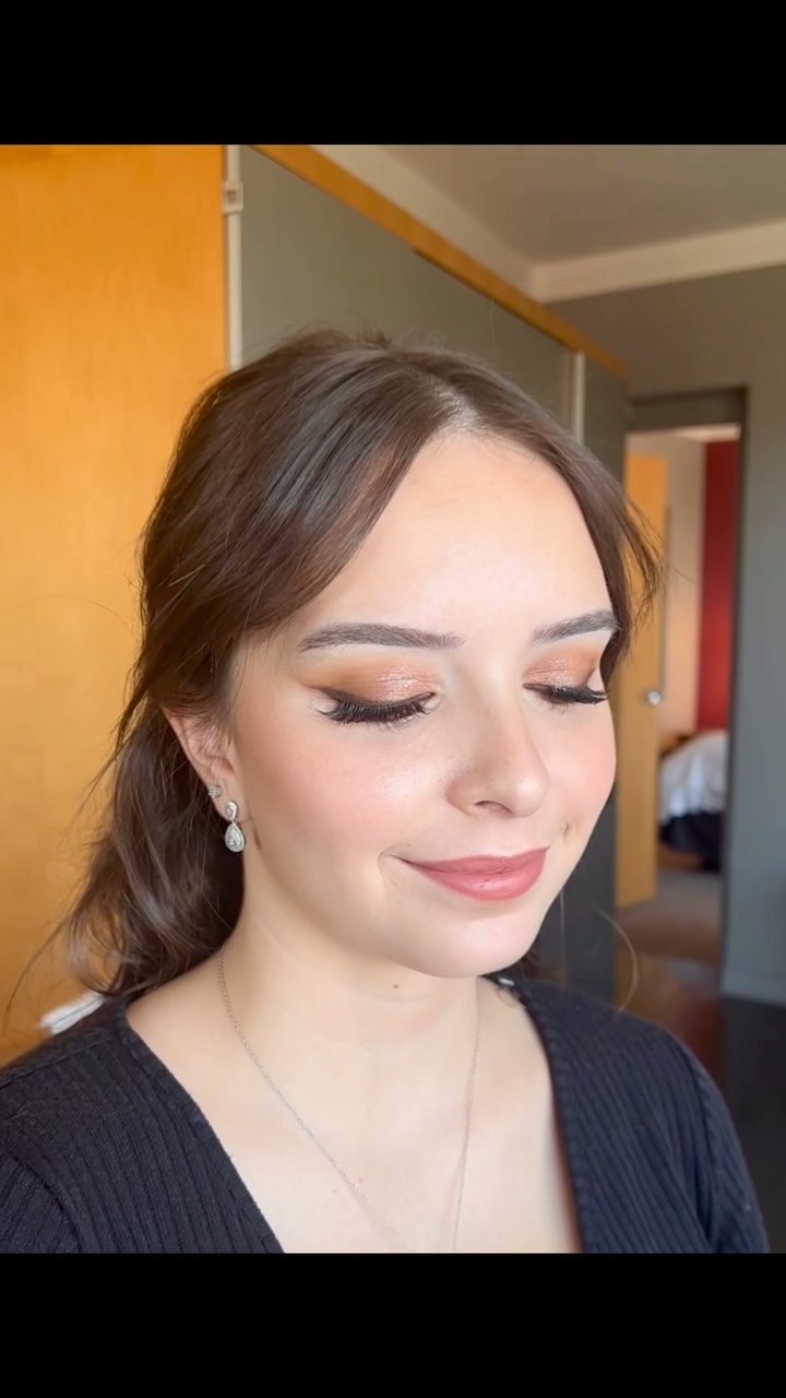 The secret to this soft bridal glam?
✨ Thoughtful skin prep to create a smooth, hydrated base
✨ Lightweight, buildable layers for a flawless and long-lasting finish
✨ Strategic eye definition, seamless blending, and lashes that lift the eye without overpowering your natural features
#bridalmakeup #ottawamakeupartist #jbmakeupartist #bridalmakeupartist #makeupartist #makeupartistlife #bridalbeauty #jbcosmetics