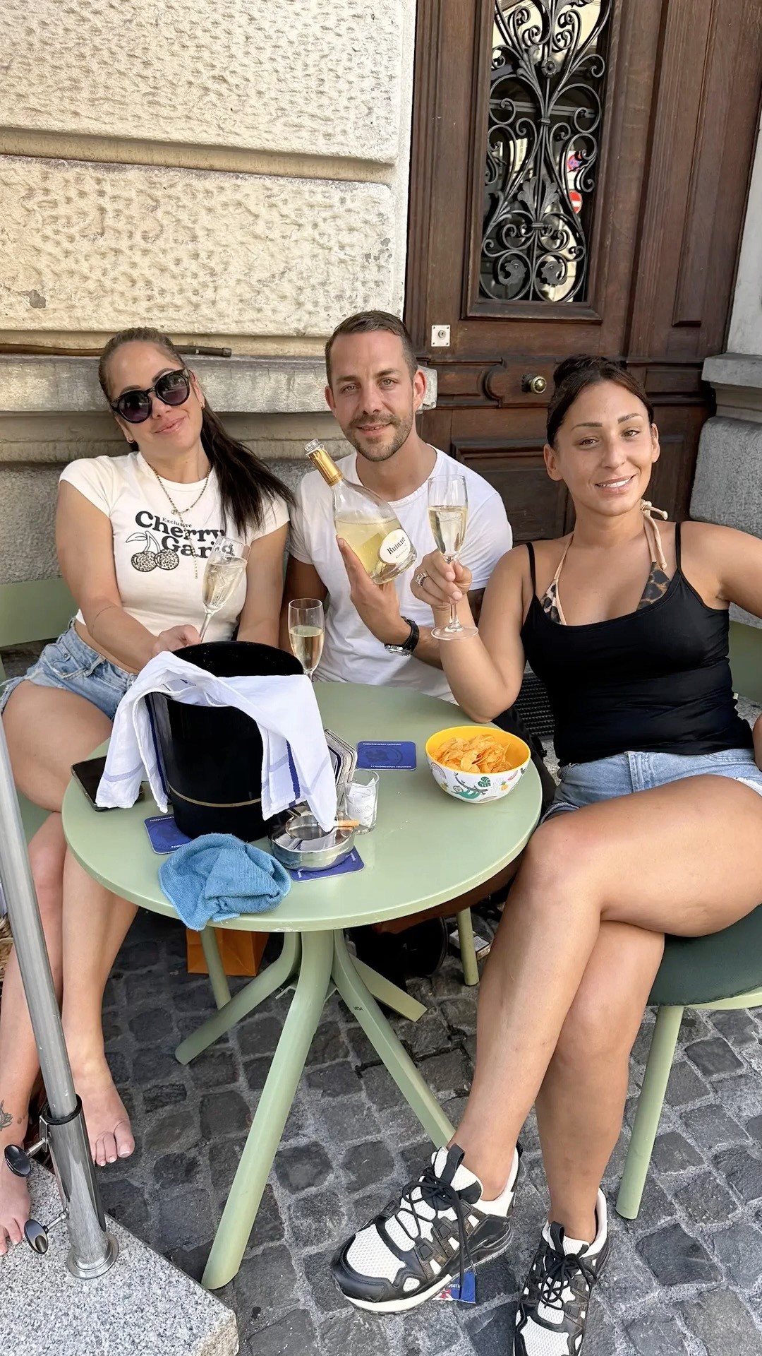 🥂 Summer Vibes @ Predigerhof ☀️
Chill, Drinks and lovely people on our Terrasse 💛
Komm vorbei – wir haben täglich ab 14:00 Uhr offen!
Let’s toast to life, love and friendship! 💃🍾
📍 Zürich Old Town
#predigerhofgaybar #gayzurich #summervibes #cheers #apérotime #friendsandbubbles #terracelife #openfrom2pm #drinkwithus