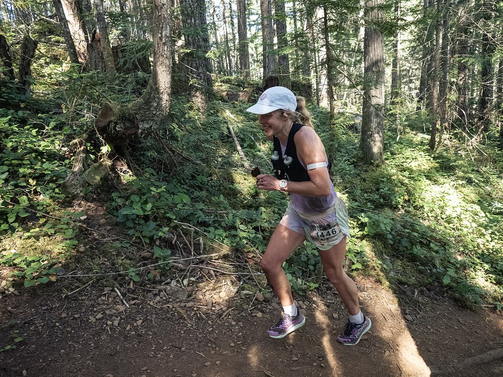 Head down, eyes focused, heart pumpin’ @devilsladder 30k this weekend 😌🙌🏻✨
Whatt a day that was..! Truth be told, I was close to dropping my distance or not pinning on a bib at all this weekend as I came into the week knackered from some big training load and didn’t know how racing would be possible.. As the week unfolded, that feeling didn’t change buttt I was held with the thought of “I’m going to be racing something over 3x this with insane competition in just 7 weeks, so if nothing less, I have to do the hard thing, cause CCC ain’t going to be a walk in the park..” 😅 I also knew I would regret not trying as completing the 30k was absolutely possible..
Pretty stinking happy and proud of this past weekend and my effort at the hot, fun and fast dirty 30 🥵🥲✨.. I just focused on all the race things - fueling & hydration (thanks @mountain.sports.dietitian , it’s seriously paying off 😌), cooling, pacing - and pushed myself as much as I could! My body surprised me and showed up and I was holding a strong 2nd place until I got too excited about an FSR section at ~19k and bombed downhill past a critical turn, adding over a km and vert to my day and dropping me to 5th FM position and out of top 10 🫣🫠🤦🏼♀️.
I chose in that moment to keep fighting, keep my head in it, and just run as strong as I could.. turns out athlete errors can lead to PRs 🤷🏼♀️🥲
Beyond proud of making the most of a hot and hard day and pulling off 🥈FM 7th OA and a 5min PB from my win last year.. Remember, the race isn’t over till you cross that finish line, let yourself surprise yourself, cause man it’s fun to do hard things 🥲!! Congrats to everyone on their @devilsladder races this weekend!! Fun to see so many old and new friends out there!
Huge shoutout to coach @shesallgood21 for yielding my race week brain and helping me on this journey to CCC 🙂 T - 6 weeks 😳 Let’s go!!
📸: @trailrat999