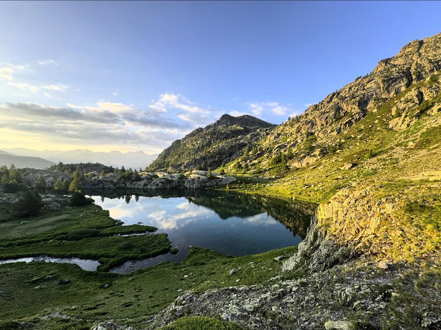 - SKY FISHING -
A la recherche des salmonidés d’altitude… De la randonnée, de la pêche, de magnifiques bivouacs et de belles rencontres.
Des sessions de pêche pas toujours simples, mais qui se font souvent(*) oubliées grâce à la magie de l’expérience (et du Génépi !).
(*) « Souvent », sauf quand Max (par souci de confidentialité, les prénoms ont été changés) qui tient une canne à mouche entre ses mains depuis moins de deux heures… rate en sèche, sur une action de pêche sublime, une truite de plus de 50(**)…
(**) Taille que nous avons convenu par pure sympathie avec son ami Ludo afin de ne pas augmenter la douleur du moment et sa profonde dépression depuis. Mais je peux dire ici qu’elle devait réellement approcher des 60… M’enfin, ce qui se passe en montagne reste en montagne. 🙂
#peche #flyfishing #salmonidae #randopeche #skyfishing #randonnée #hiking #altitude #naturelovers #alpes