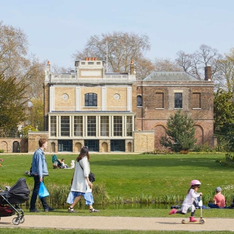Out for a wander in Walpole Park? Then stop by Pitzhanger Pantry for a well-earned pick-me-up. Nestled in the heart of the park, we’re serving up the best coffee in Ealing, light lunches, Jude’s ice cream and sweet treats fresh from the Roots & Berries bakery.🍰☕️