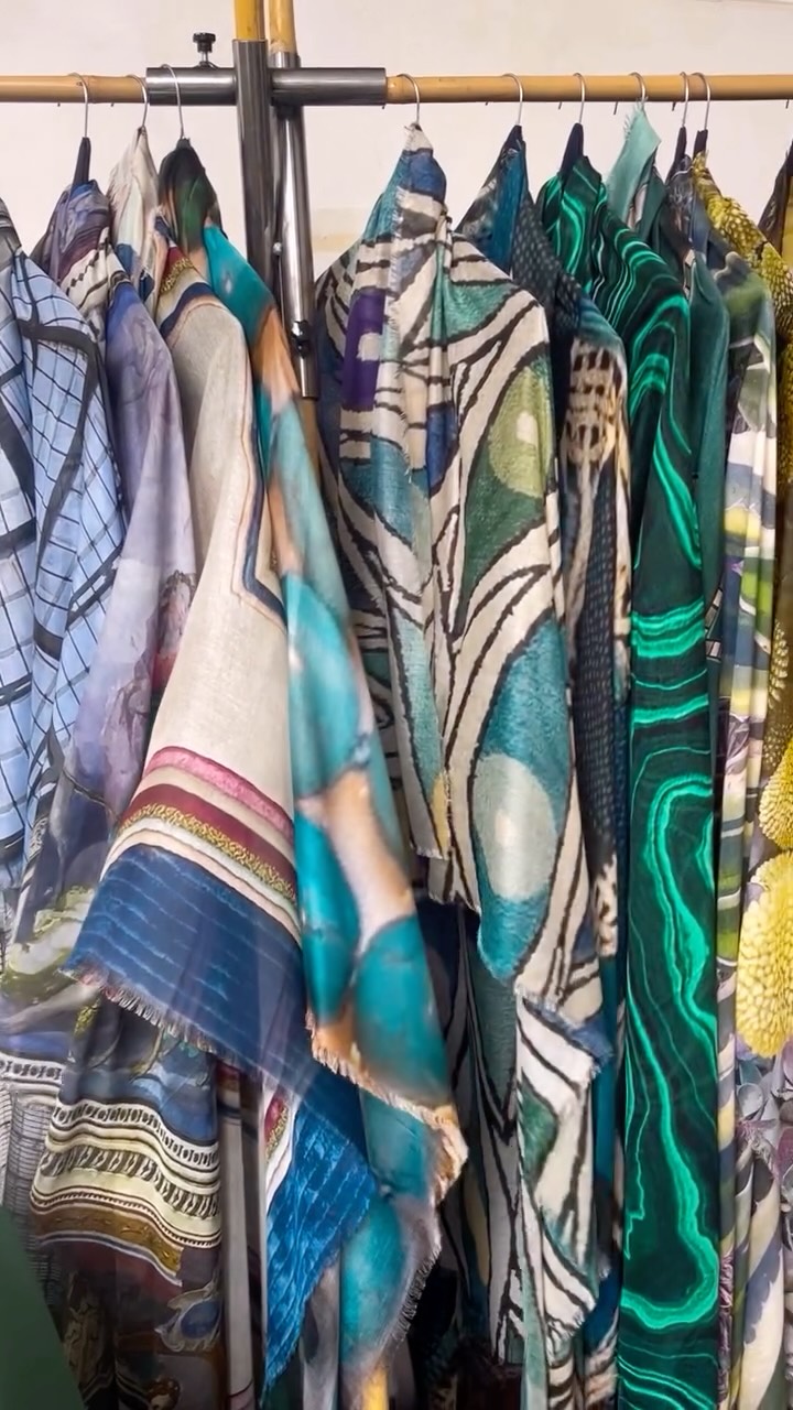 Ogni maxifoulard è un pezzo unico, creato per chi ama distinguersi con stile
“Scopri il fascino di un accessorio che racconta una storia diversa, solo per te.”
Quale dettaglio vi colpisce?
.
.
.
#pezzounico #madeinitaly #accessories #madeincomo #scarf #maxifoulard #fashionstyle #followers #myart #madewithlove❤️ #artigianatodistile #followers