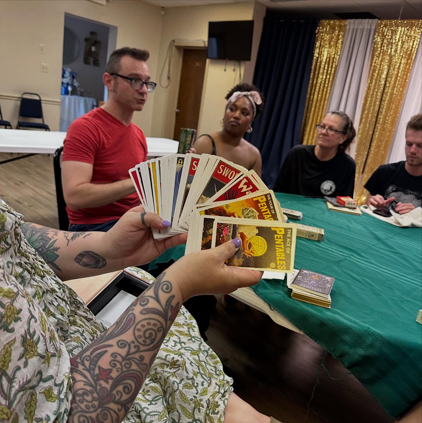Super successful community tarot meet up night with @newelltarot! 🪬🧿🌙