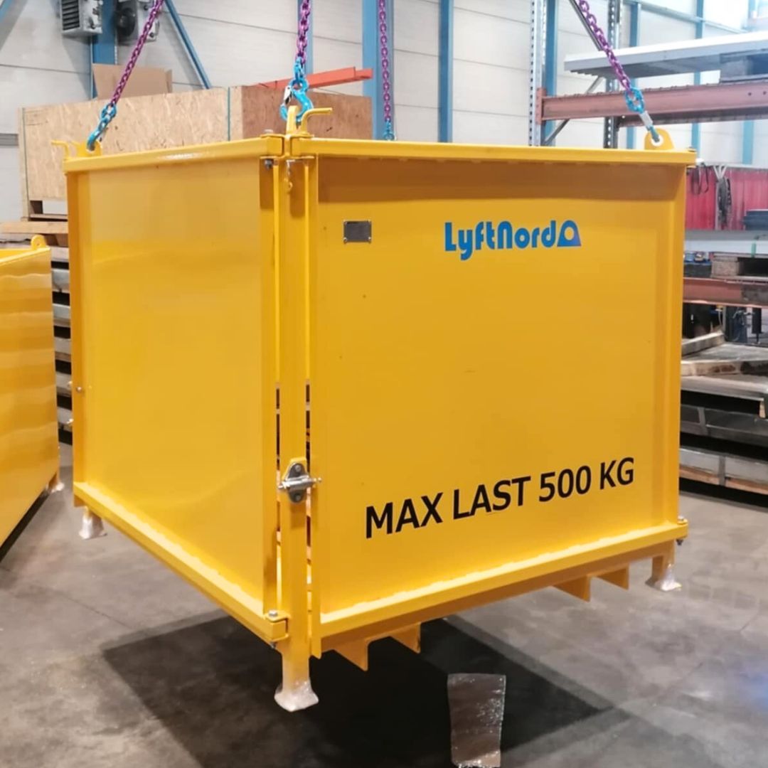 🔧 Skräddarsydd lösning för effektivare materialhantering
Vi fick förtroendet att utveckla två specialanpassade materialkorgar för en kunds hantering av emballagevirke.
💡Lösningen
Materialkorgar med tre öppningsbara sidor och dörrar, utrustade med lyftpunkter för 4-partkätting samt gaffelholkar för flexibel hantering med lastmaskin eller truck.
Genom att utgå från en befintlig korgmodell och anpassa den efter kundens specifika behov kunde vi skapa en lösning som förenklar både lastning, säkring och lossning av material.
✅ Resultatet
En mer effektiv arbetsprocess som passar kundens verksamhet perfekt.
Vi är tacksamma för förtroendet och glada över att kunna bidra till förbättrad materialhantering!
#Lyftnord #Materialhantering #Skräddarsyddalösningar #Lyftredskap