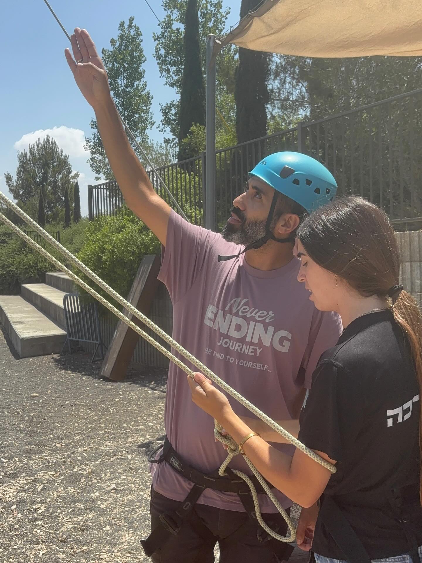  אהלן, אני אבי :)
אבא לזוג תאומים
איש חינוך מגיל 15
שעובד מעל עשור במערכת החינוך הציבורית
בהוראה, ניהול והדרכה
ראיתי הכל!
הגעתי לעולם הזה עם שליחות אחד ויחידה:
להציל את חייהם של ילדים ובני נוער
ובשביל זה יצרתי את ׳אבא תרים אותי׳
לא למדתי את זה באקדמיה, למרות שהייתי
אני לא יועץ ולא מטפל
למדתי בשטח בעצמי
בבתי הספר, בתנועות הנוער
עם ילדים ועם המבוגרים המשמעותיים שהיו סביבם
ועם הצרכים המשתנים שלהם בכל רגע.
ולמה דווקא אבות?
יש עוצמה גדולה חיבור בין אבא לילדים שלו
חיבור שנותן גב, אהבה ומקום בטוח להתנסות בו
בעולם המטורלל שלנו צריך שיהיה מבוגר
קרוב שהוא גם עוגן והוא גם מקפצה
מבוגר שיחבק אותך חזק בממ״ד
ושיקפיץ אותך גבוה על הכתפיים בבריכה.
לדעתי,
אבות יכולים להיות דמויות מפתח משמעותיות בהצלחה ובהתפתחות של ילדיהם - רק אם יסכימו ללמוד איך.
וזו המשימה שאני לוקח על עצמי ולשם אני מכוון להגיע.
מה אתם אומרים?
תצטרפו אליי?