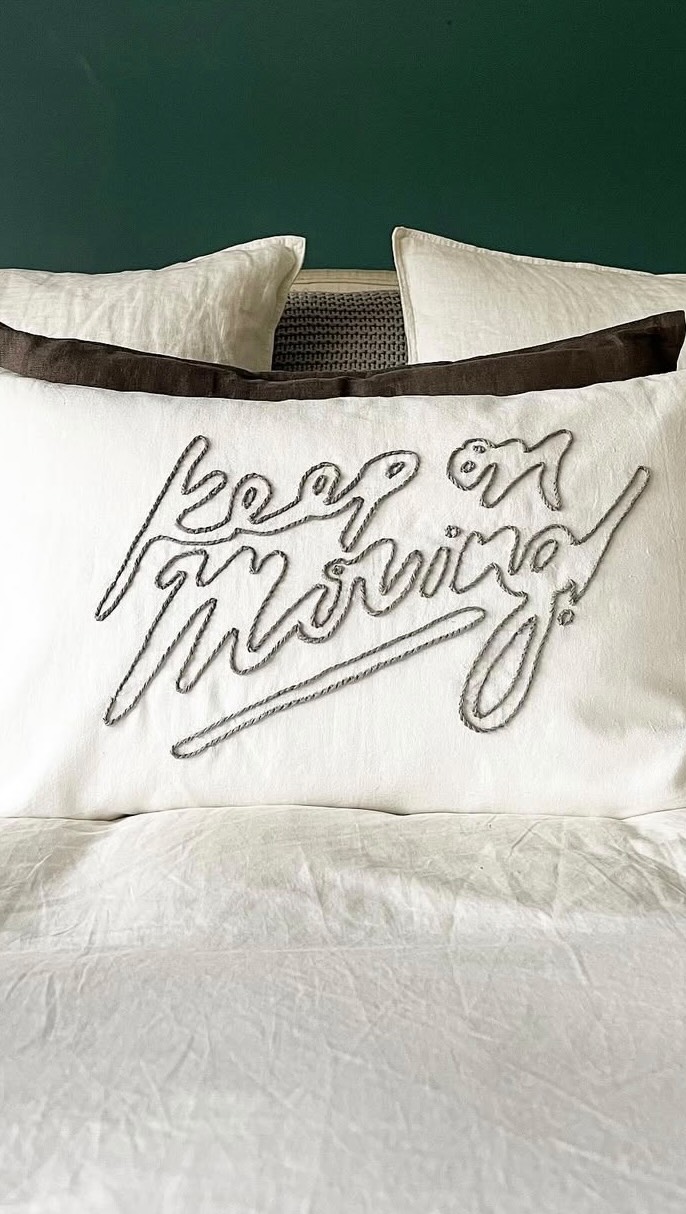 Palabras que bordamos con el corazón…
Frases que ya habitan en cuadros y cojines únicos.
📌 Cada una fue elegida por alguien, pensada, sentida.
✨ Algunas motivan
✨ Otras relajan
✨ Muchas inspiran
✨ Y todas cuentan una historia
🖤 En Lino Negro bordamos lo que tú quieres decir.
¿Qué frase te gustaría ver en tu espacio?