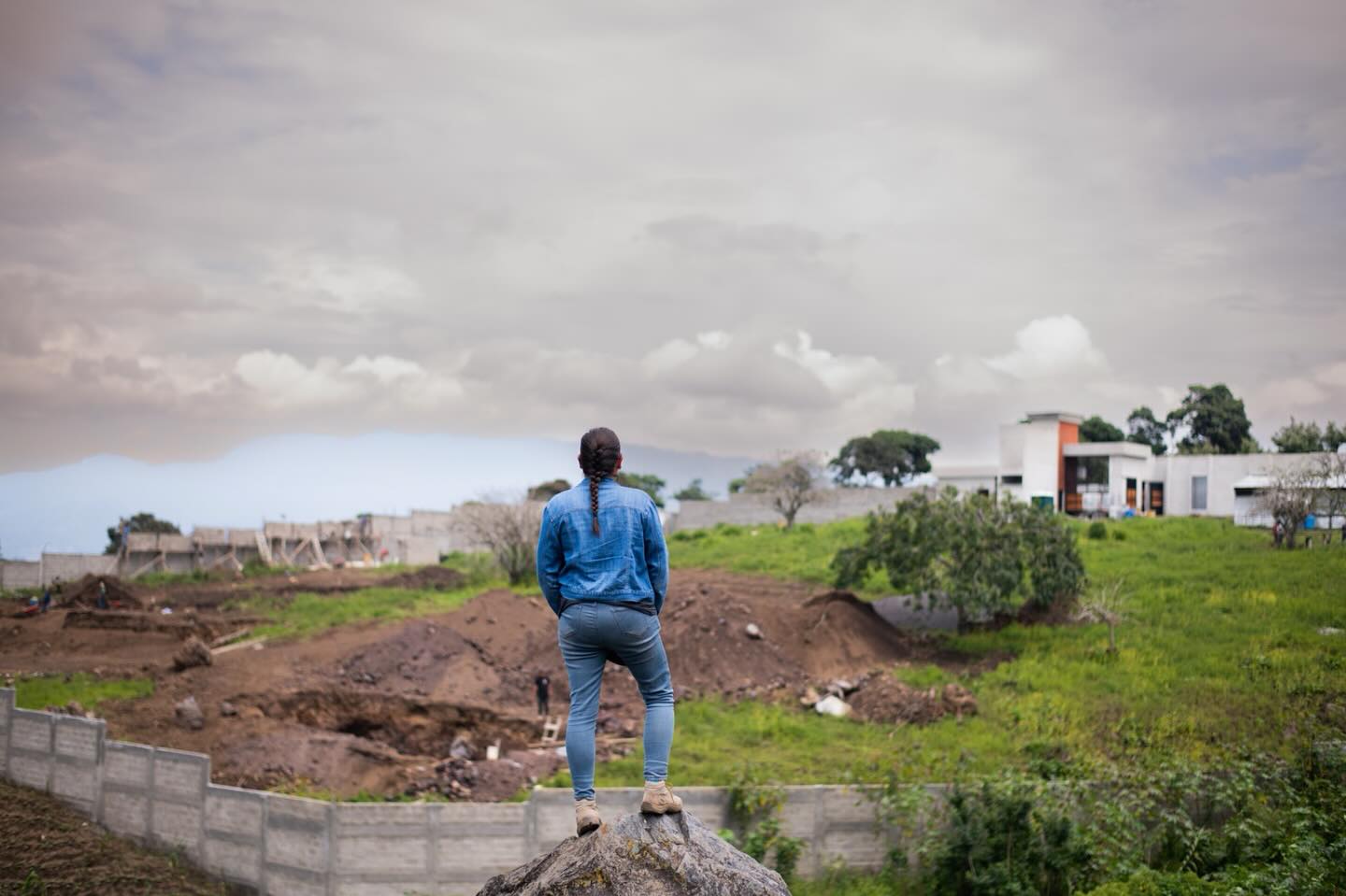 “Thank You for dreaming for those who can’t.”
These insightful words were spoken to Edwin recently by a visitor to Casa de Gracia.
Who are those who don’t dare to dream?
The invisible around us. Those who basically have no rights, no one has their backs, they have nearly no resources.
Those who are simply surviving.
And there is nothing simple about living in survival mode.
Different members of our Casa de Gracia team have their own personal and deep reasons within their hearts for dreaming this Dream for those who can’t. And at the end of the day, as Edwin always says, this Dream was loaned to him by God. It’s from God’s heart and placed in Edwin’s and then to ours for us to carry out for those who don’t dare to dream.
We thank God for visitors with beautiful hearts who share beautiful words of wisdom and insight. They encourage us and fill our tanks to keep pressing on into this need!
“Gracias por soñar por los que no pueden”.
Estas perspicaces palabras le fueron dichas a Edwin recientemente por un visitante de Casa de Gracia.
¿Quiénes son los que no se atreven a soñar?
Lo invisible a nuestro alrededor.
Aquellos que básicamente no tienen derechos, nadie los respalda, casi no tienen recursos. Los que simplemente sobreviven. Y no hay nada simple en vivir en modo de supervivencia.
Diferentes miembros de nuestro equipo de Casa de Gracia tienen sus propias razones personales y profundas dentro de sus corazones para soñar este sueño para aquellos que no pueden.
Y al final del día, como siempre dice Edwin, este Sueño le fue prestado por Dios. Es del corazón de Dios y se coloca en el de Edwin y luego en el nuestro para que lo llevemos a cabo para aquellos que no se atreven a soñar.
Visitantes con hermosos corazones que comparten hermosas palabras de sabiduría y perspicacia, nos animan y llenan nuestros tanques para seguir adelante con esta necesidad.
Damos gracias a Dios por ellos.