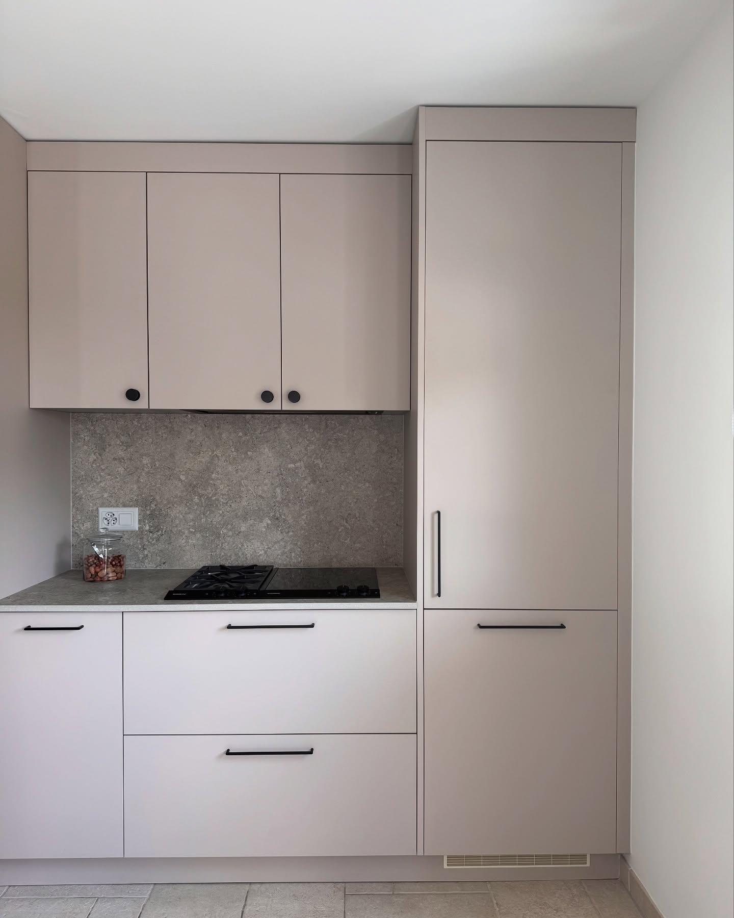 Zoom sur cette transformation de cuisine !
L’espace s’illumine et respire grâce à des teintes claires et des lignes épurées.
Fini le bois rustique, place à une atmosphère moderne, douce et minimaliste.
📸 Swipe pour voir l’avant ➡️
Cuisine @ng__menuiserie
#AvantAprès #RénovationCuisine #DesignIntérieur #CuisineModerne #TransformationMaison #InspirationDéco