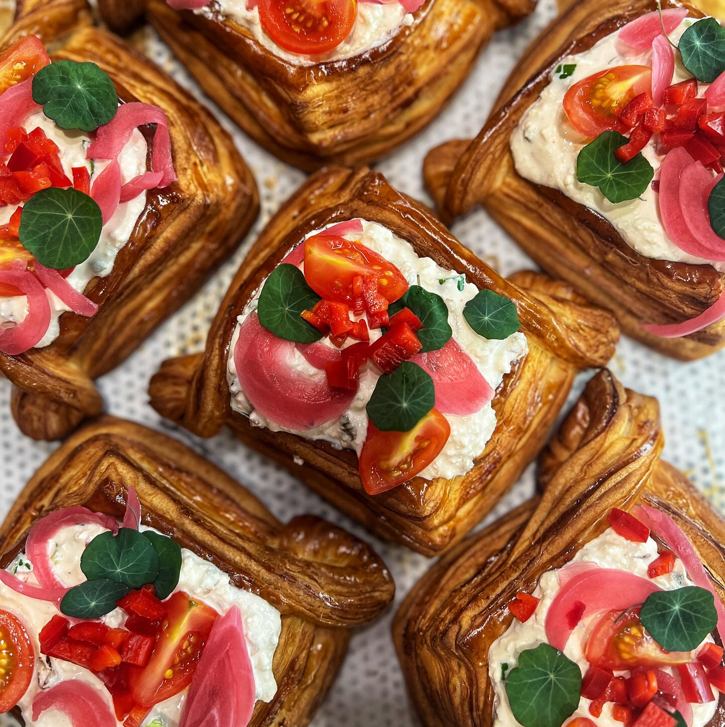 Aszalt paradicsomos-túrós danish #emmarozs #frenchbakery #sourdoughbakery #viennoiseries