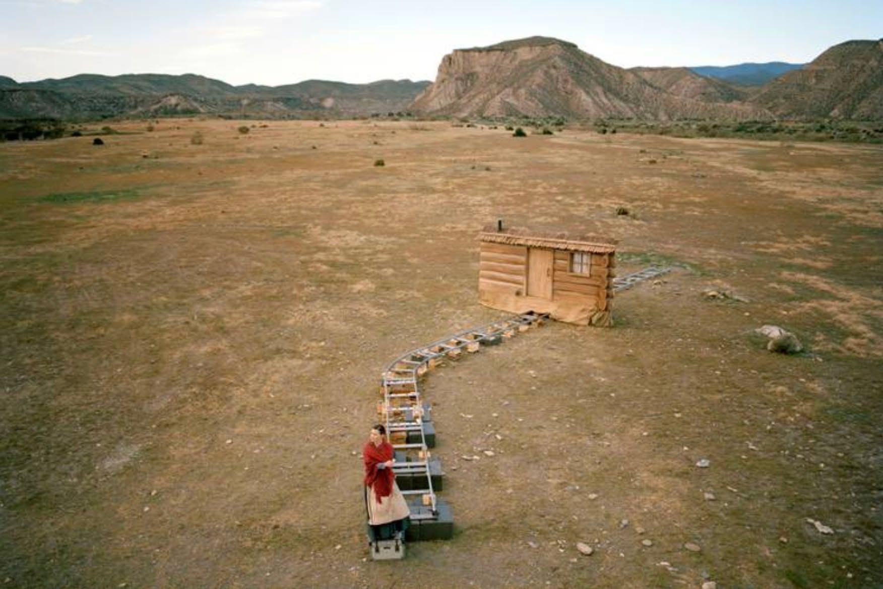 Ausstellung des Monats // Zum 25 jährigem Jubiläum des @coberlin zeigt das Museum eine umfassende Ausstellung von Fotoarbeiten und Filminstallationen von Julian Rosefeldt. Erstmals gewährt dieser anhand unveröffentlichter Storyboards, Skizzen und Making-of-Aufnahmen einen seltenen Blick in seinen künstlerischen Werkzeugkasten. Ausgehend von Rosefeldts Architekturstudium, frühen Fotoreportagen und der Arbeit am Theater wird die Entwicklung hin zur kinematischen Fiktion nachgezeichnet. Das ist unsere Ausstellung des Monats. #ausstellungdesmonats #coberlin #JulianRosefeldt #fotoausstellung #berlin #spielfeldberlin #photograpy