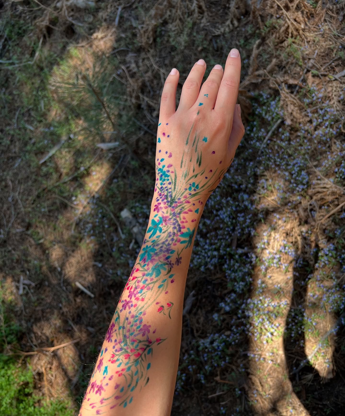 i love having body markers with me on nature trips
they provide a quick way to easily follow creative energy on the go
while AJ was driving the steep, winding roads of Sequoia National Park, my fear of heights kicked in many times
on one of the trips driving up to the park, i decided to draw a design on my arm
it kept me incredibly occupied and focused on drawing and the fear of falling off the side of the road subsided 😂
need to remember this as a tool for future road trips up the sides of mountains 🚙⛰️
PS - i am posting more from the Sequoia trip over on snap (search makeupmadhouse and you can add me to follow along!)
#sequoia #sequoianationalpark #kingscanyon #kingscanyonnationalpark #bodymarkers #floralart #floralbodyart