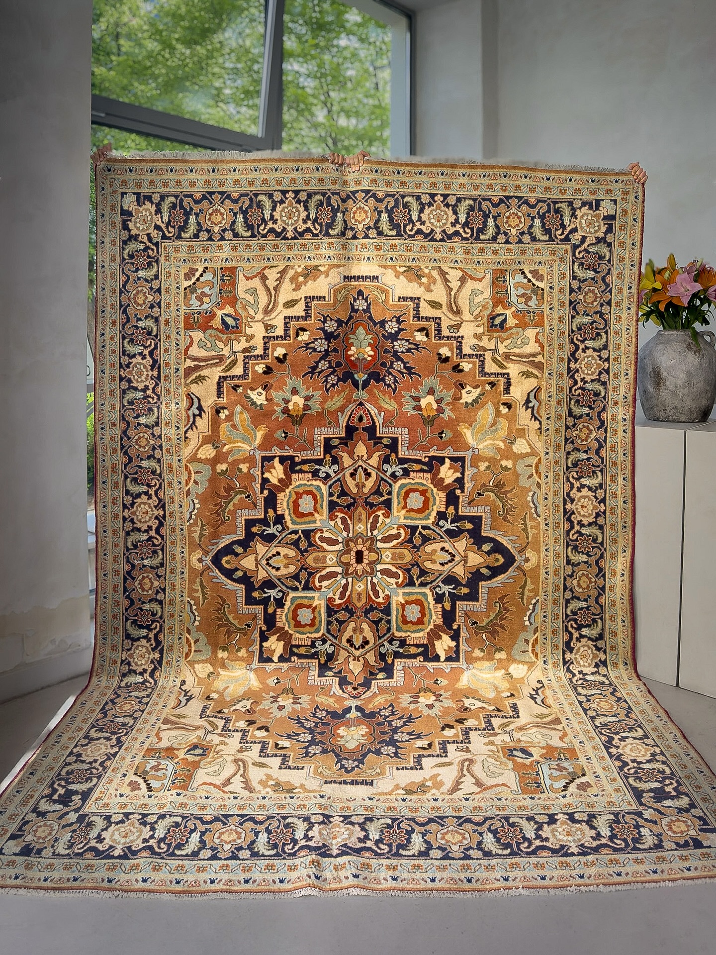 Gold but sold 🫣
Tabriz antique rug.