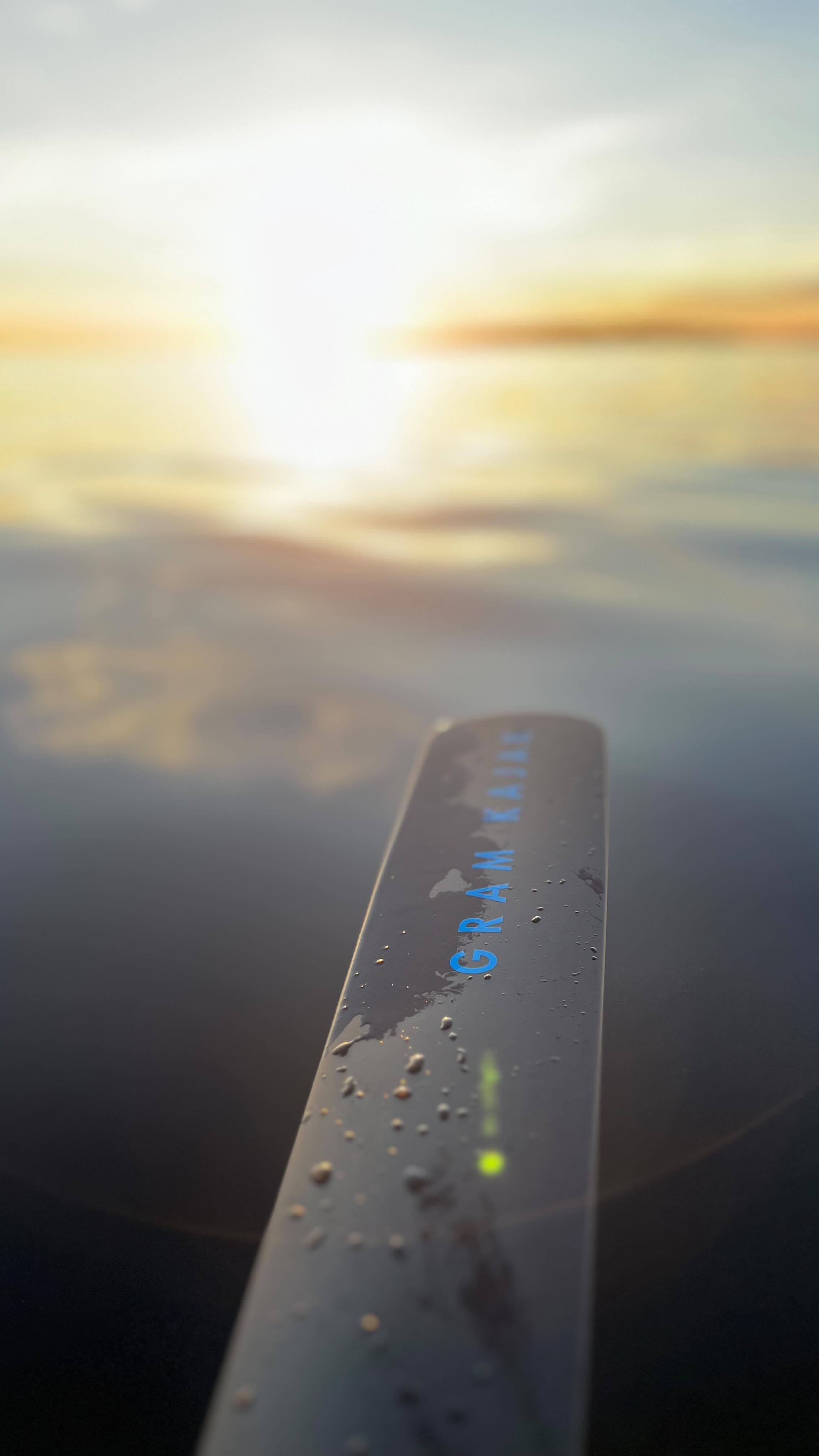 Nyhet! Får vi presentera ”Gram Testcenter Sverige” Det är med glädje och stolthet att Nautopp nu är testcenter för de populära danska grönlandspaddlarna från @gramkajak Det innebär att du kan komma till oss och testpaddla olika modeller och längder, lyxigt om du funderar på att köpa en paddel.
Paddlarna är i kolfiber med en helt speciell delning som gör dem både styva och lätta. Vi börjar med längder i 9100D och 9200D serien. Håll utkik - vi även kommer bjuda in till några workshops med grampaddlarna framöver!