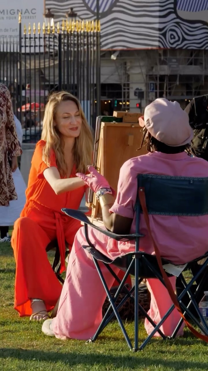 Rencontre magique aux Tuileries avec le seul et l’unique @femi_the_scorpion🩷🎶🎈🧳 LE transporteur de Bonheur !!
Avec sa générosité qui le caractérise, il accepte de bien vouloir s’asseoir (pas longtemps 😂😂) et poser pour ce portrait et même décide d’en faire un happening !!
Un défi pour moi .. J’avais un marsupilami devant moi 🤭 Impossible à faire tenir en place !! Avec plus de 200 personnes qui se sont regroupées pour danser avec Femi!! Et moi qui dessine entourée de cette énergie 🔥😂 surréaliste et Incroyable 😱😍
Un moment magique, de bonheur ! Voir Femi mettre le feu, c’est une leçon pour une introvertie comme moi 😂😂
@femi_the_scorpion = 100000% good vibes 🎈🌟💃🤩🕺💖
Avec en invité surprise @foox.jr ✨
🎥❤️@rid_prod
#AudreyCusey #Drawing #Portrait #Paris #GoodVibes #LeTransporteurDeBonheur #Dance