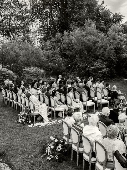 Ces détails qui rendent votre journée de mariage unique 🤍
Planification et design : @erikaco.events
Photographe : @annabelleagnew
Lieu : @aubergewillowinn
Chapiteau : @sperrytentscanada
DJ : @brunoberdnikoff
Band : @jewellemckenzie
Fleuriste : @oxide_design_floral
Location : @joesprophouse @tenuedesoiree_ @lescauseuseslocation @divalocation
#wedding #weddinginspiration #weddingmontreal #weddingquebec #weddingplanner #willowinn #mariage #mariagequebec #mariagemontreal