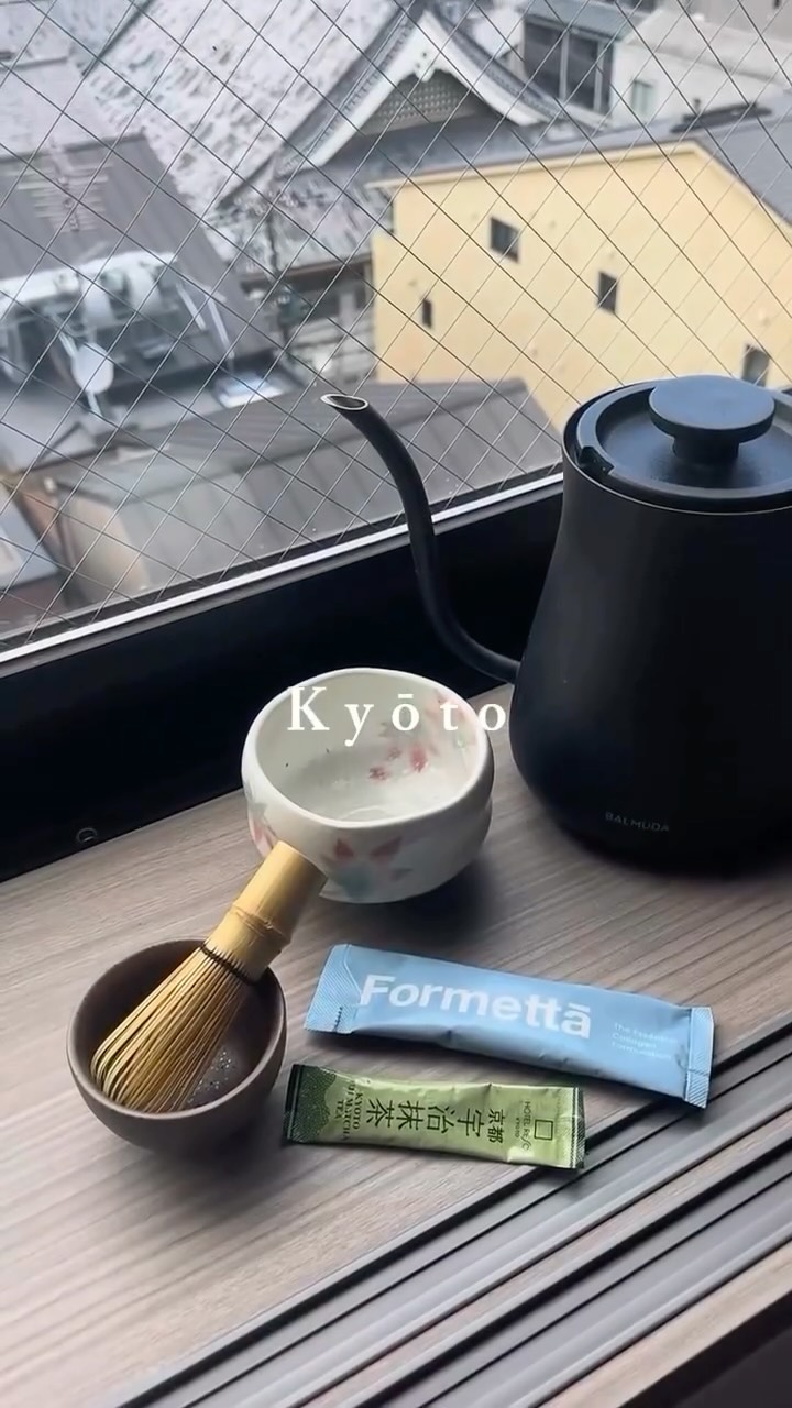 Making my daughter work on her holidays;).
Hot weather calls for a hot drink and when in Rome… respectively in Kyoto we drink Matcha (🍵 free amenity in our hotel room at the @hotel_resol_trinity_kyoto - which I highly recommend btw) with @formetta which contains electrolytes to keep me hydrated. #collagen #electrolytesupplement #formetta #swissmade #matcha