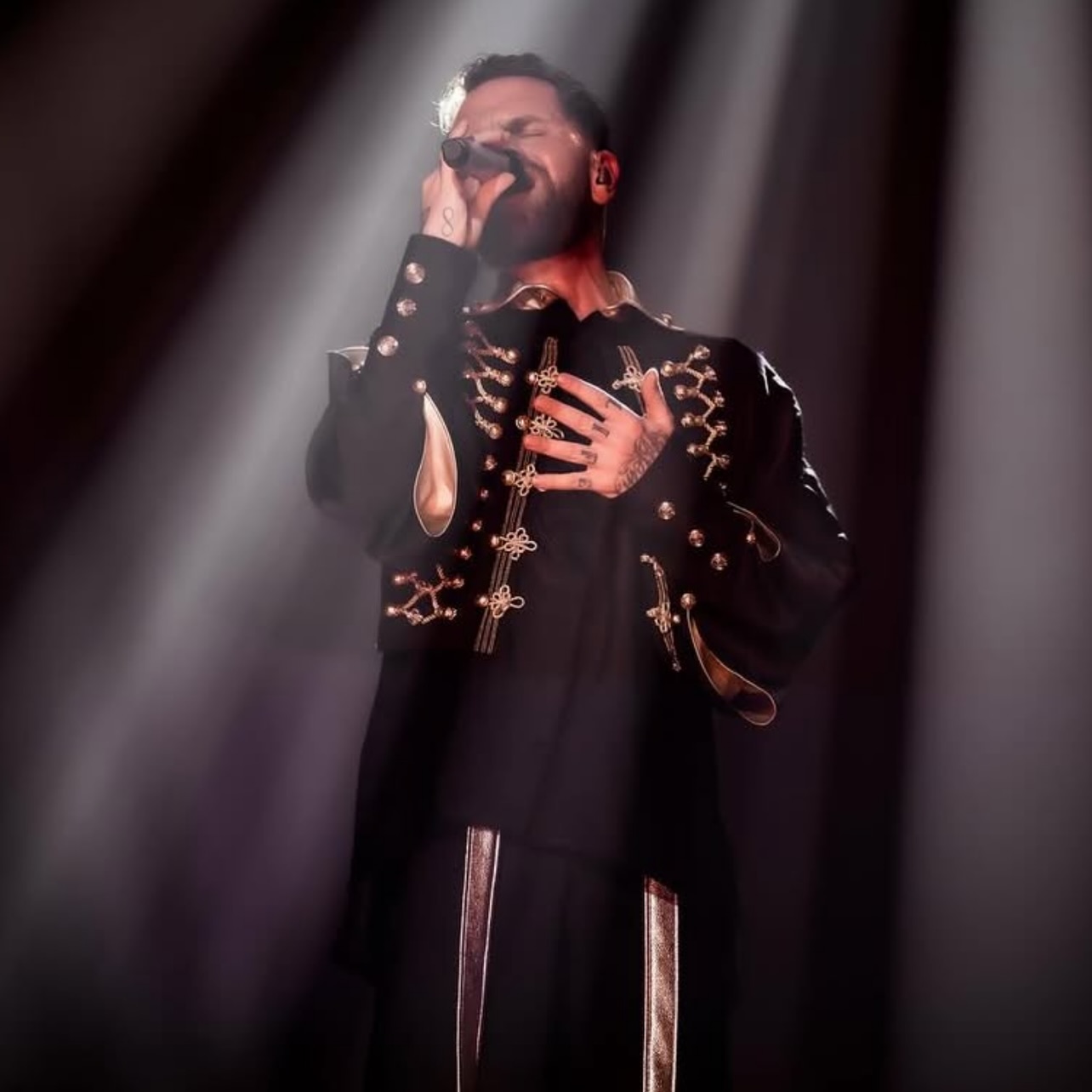 Merci @keenvofficiel pour ta gentillesse et ta confiance ✨❤️ réalisation de tout ses look de scène pour sa tournée des zéniths.
.
Look 1 : Denim patchwork total look
Look 2 : Asymetric clear shirt, voluminous brown and white pants
Look 3 : military bolero with cape and shoulders, shirt and trousers.
.
Military bolero for dancers ✨
.
@curtis.laoban @thierrycornolti
.
#keenv #fashion #stage #celebrity #romainthevenin #design #military