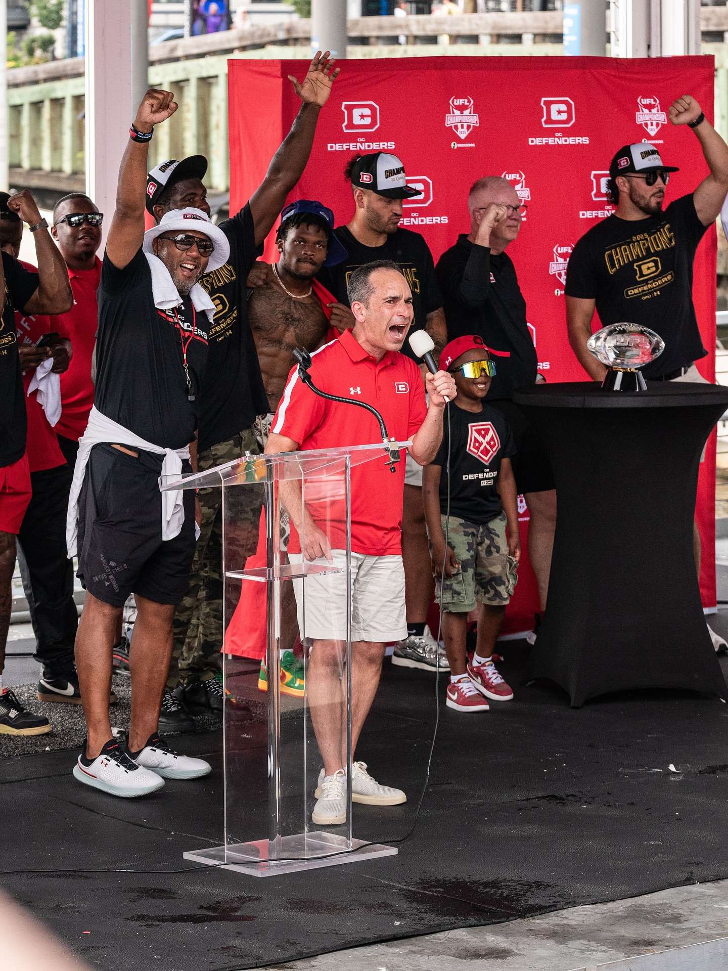 Scenes from an unforgettable event at The Wharf. Honored to emcee the raucous @ufldefenders championship celebration. The Defenders super fans showed up in full force and made it a party.
Big thanks to @khgreenberg for handing me the mic. Being the voice in the stadium is special but getting to face the fans, feel that excitement and share in that moment? Next level.
Congrats to the players and coaches-special shoutout to the supremely motivating @coachshannonharris9.
Let’s run it back, Defenders. Maintain the terror. 🛡️🍋🍺🐍🏈
📸 @visualsbypachter 🔥