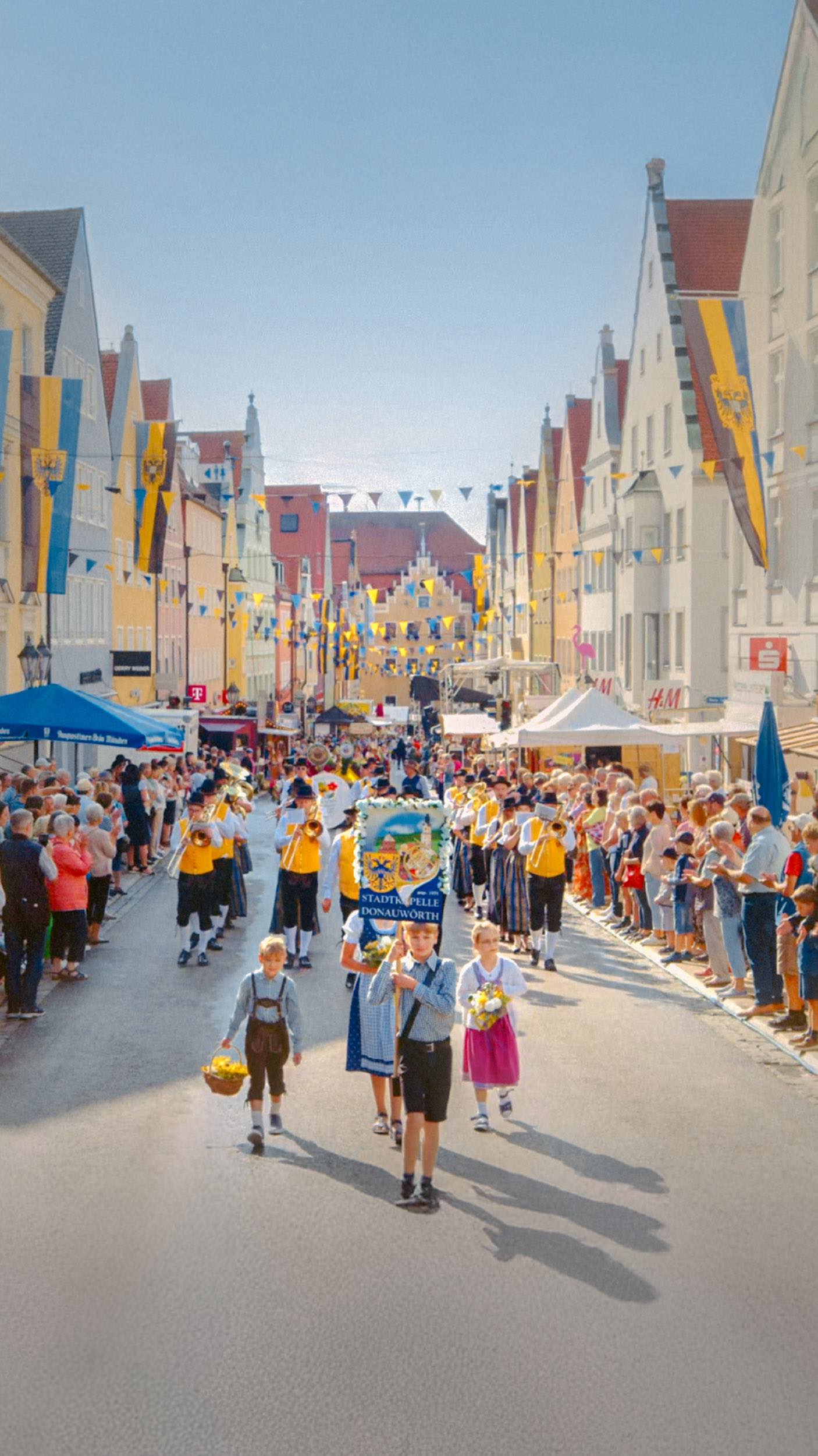 Gärtnerumzug: Farbenfroh & lebendig🌸🌺 Morgen, am Samstag, den 19. Juli um 8:45 Uhr ist es wieder soweit: Gärtnerumzug in Donauwörth – der Höhepunkt des Reichsstraßenfests! 🎶 🌿 Was ihn so besonders macht? Die Teilnehmenden erzählen es selbst! Seid ihr morgen früh auch dabei?
.
#reichsstrassenfest #donauries #donauwoerth #huckleberryking